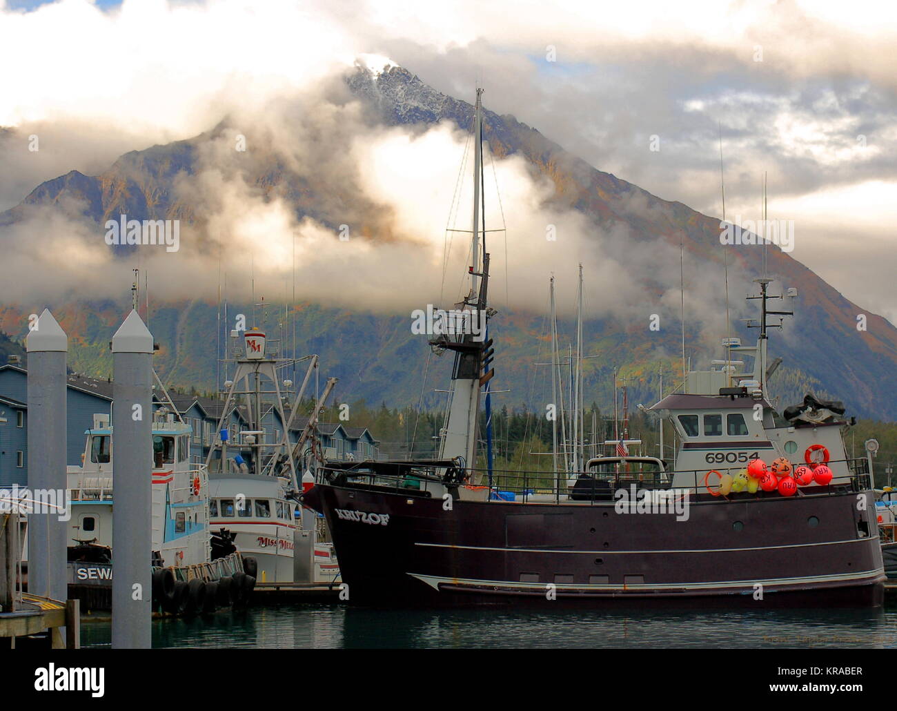 Berge, Seward, Alaska, Nebel, Fischerboot Stockfoto