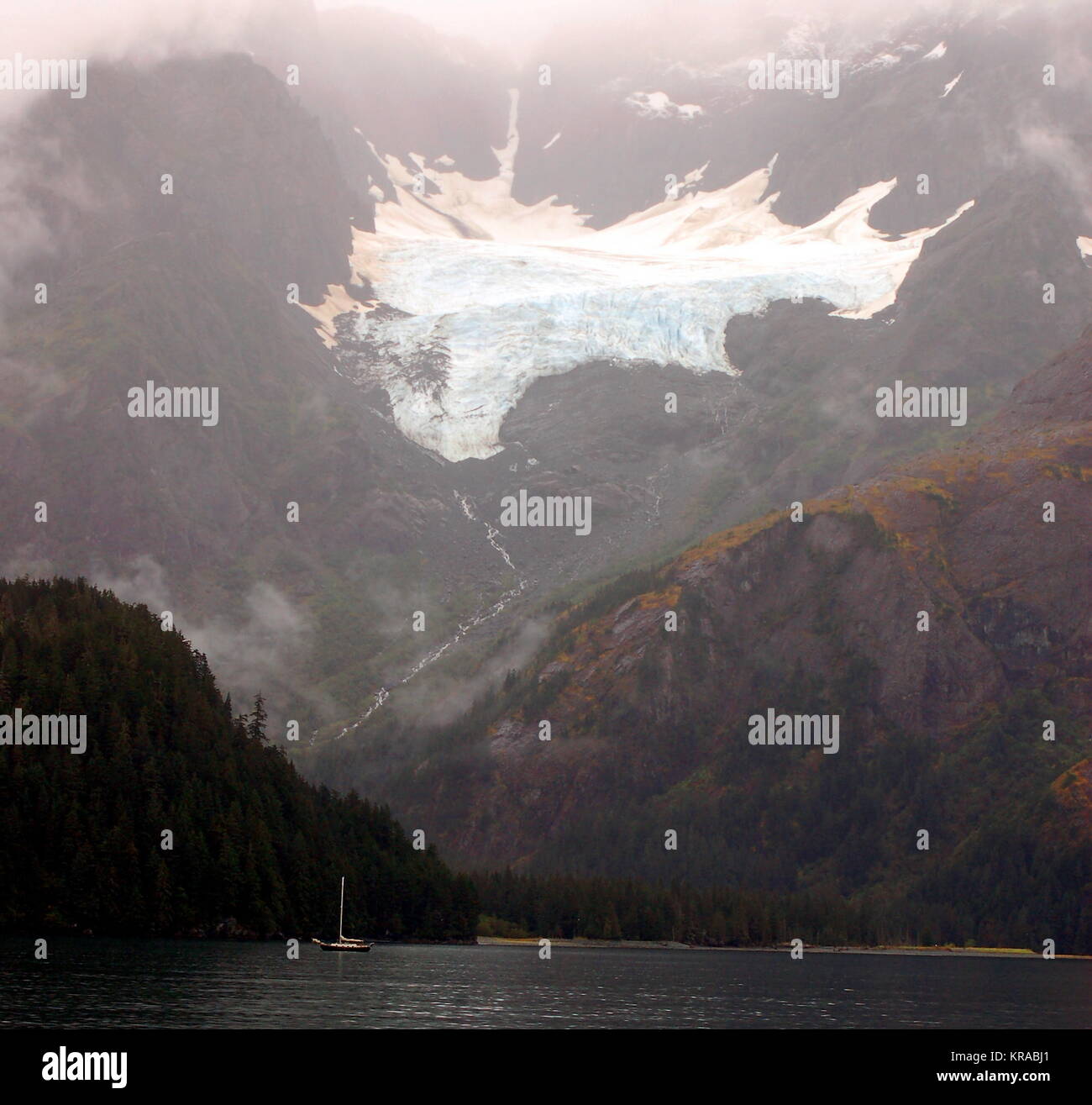 Berge, Seward, Alaska, Nebel, Fischerboot Stockfoto