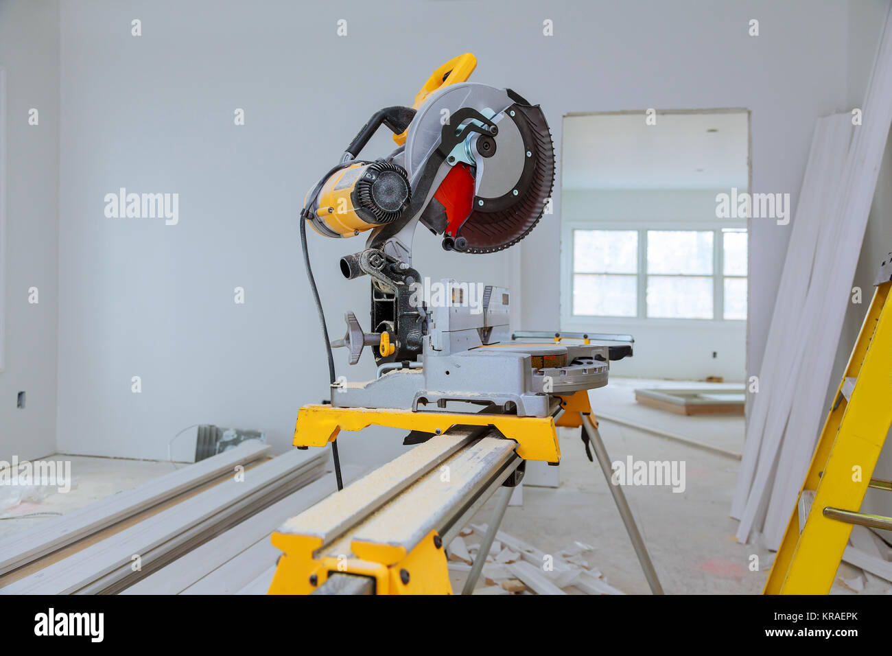 Schneiden von Holz auf elektrische Säge Kreissäge Schneiden von Holz Stockfoto