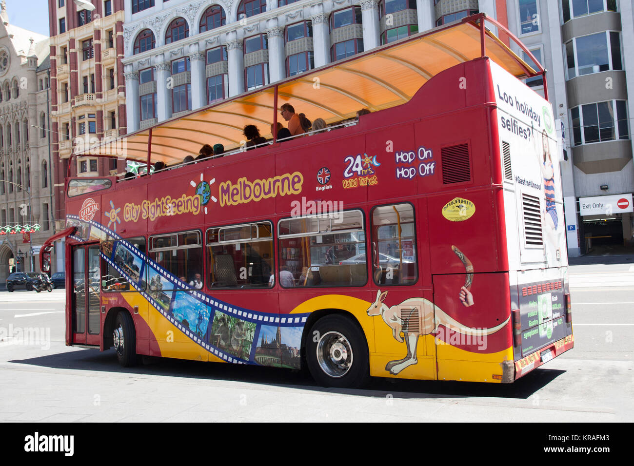 Melbourne, Australien - 16 Dezember, 2017: Stadtbesichtigung Double Decker Bus in Melbourne Downtown Stockfoto