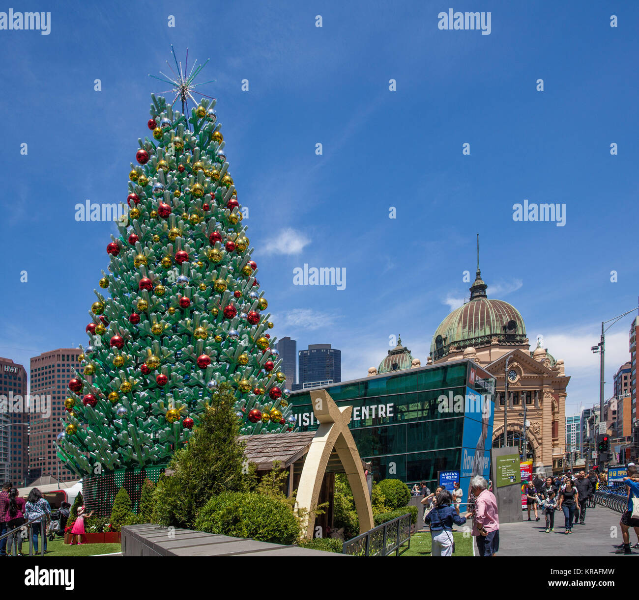 Melbourne, Australien - 16 Dezember, 2017: Riesige, wunderschöne Weihnachtsbaum am Federation Square Stockfoto