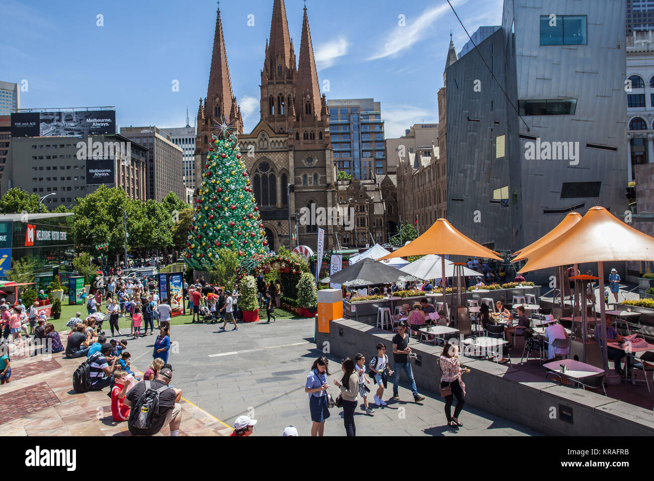 Melbourne, Australien - 16. Dezember 2017: Fast Weihnachten am Federation Square. Leute aroun Riesige, wunderschöne Weihnachtsbaum Stockfoto