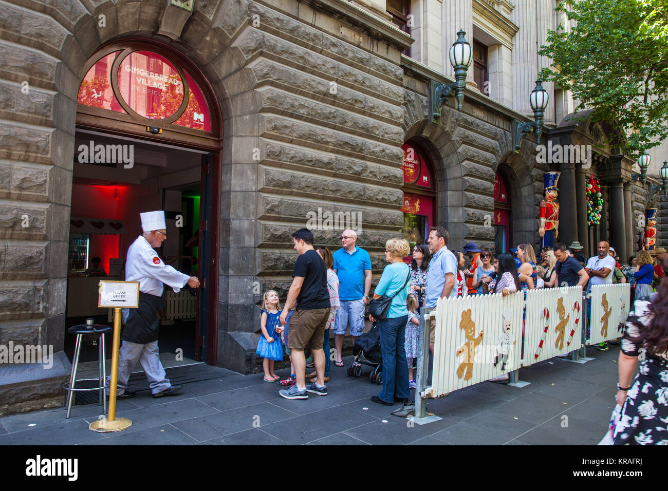 Melbourne, Australien - 16 Dezember, 2017: die Menschen im Einklang mit dem Lebkuchen Dorf warten auf die Swanston Street in der Weihnachtszeit Stockfoto