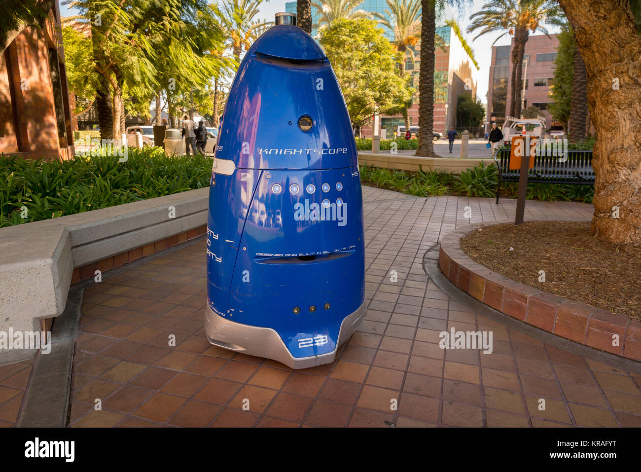 Knightscope Roboter auf Patrouille an der California Hospital Medical Center in der Innenstadt von Los Angeles. Stockfoto