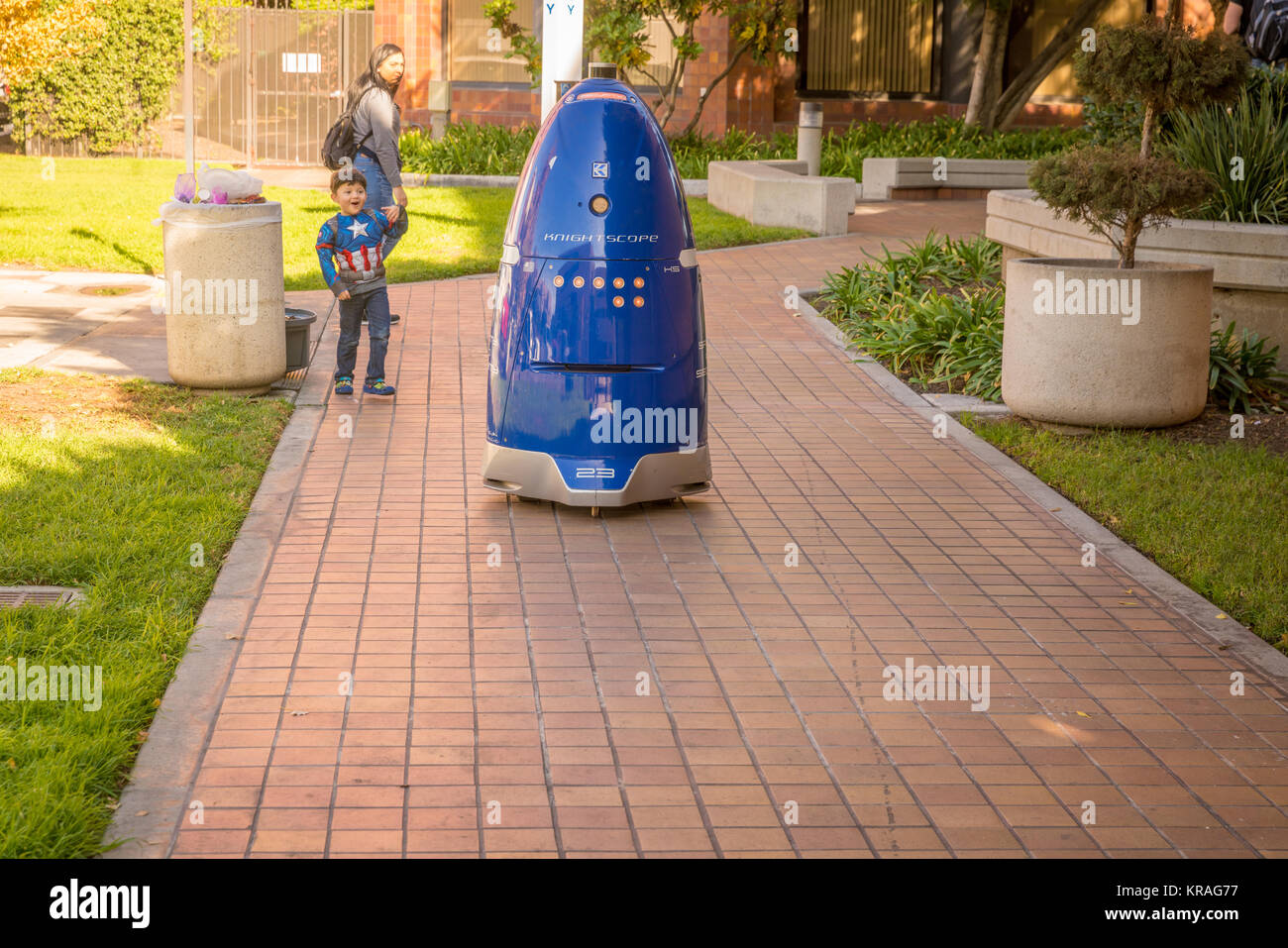 Knightscope Roboter auf Patrouille an der California Hospital Medical Center in der Innenstadt von Los Angeles. Stockfoto
