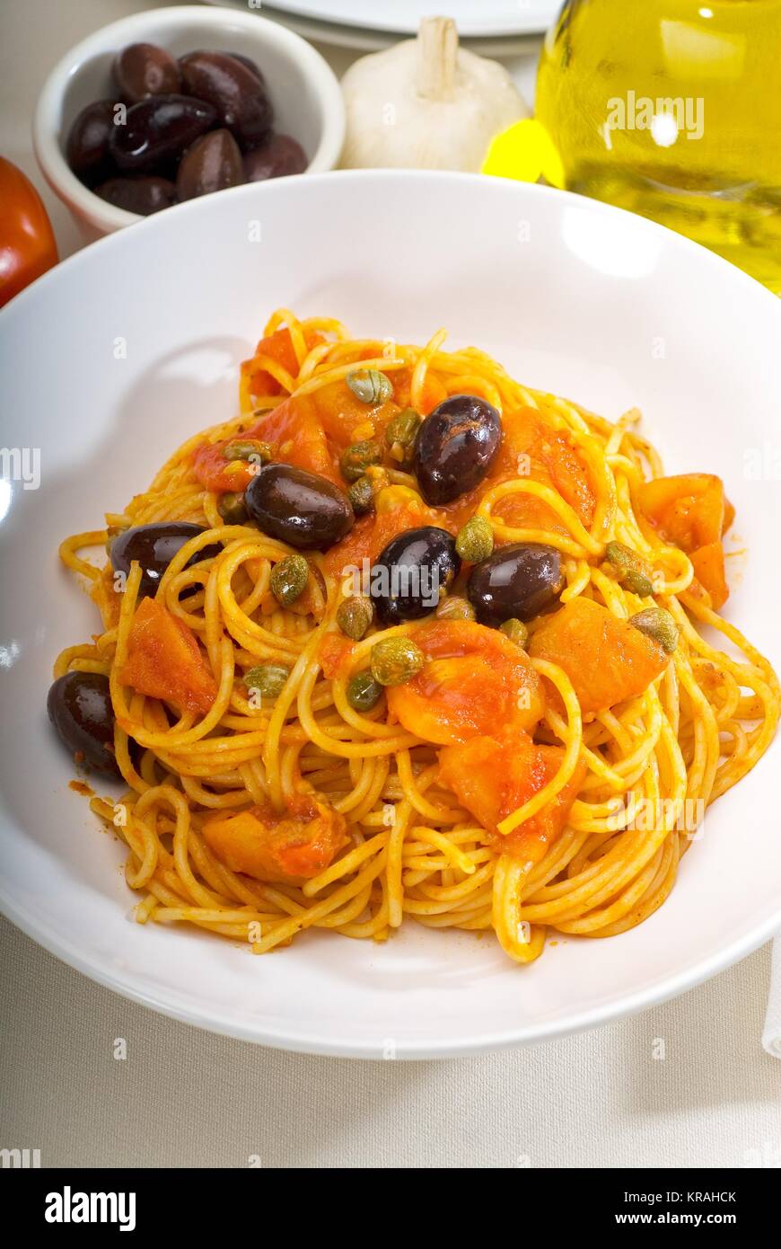 Spaghetti Pasta puttanesca Stockfoto