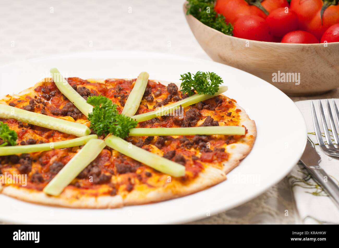 Türkisches Rindfleisch Pizza mit Gurke obenauf Stockfoto