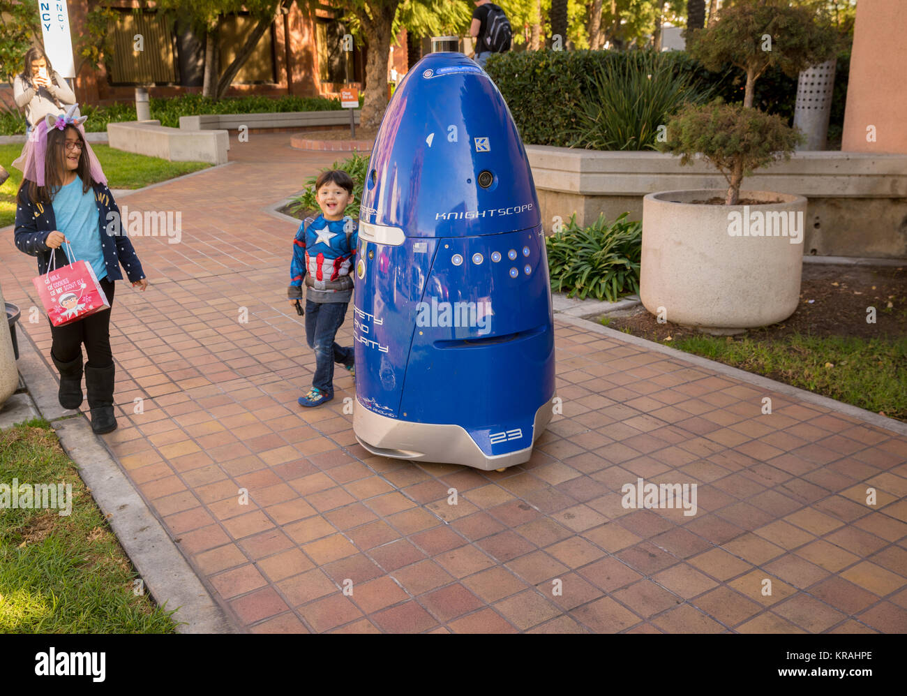 Knightscope Roboter auf Patrouille an der California Hospital Medical Center in der Innenstadt von Los Angeles. Stockfoto
