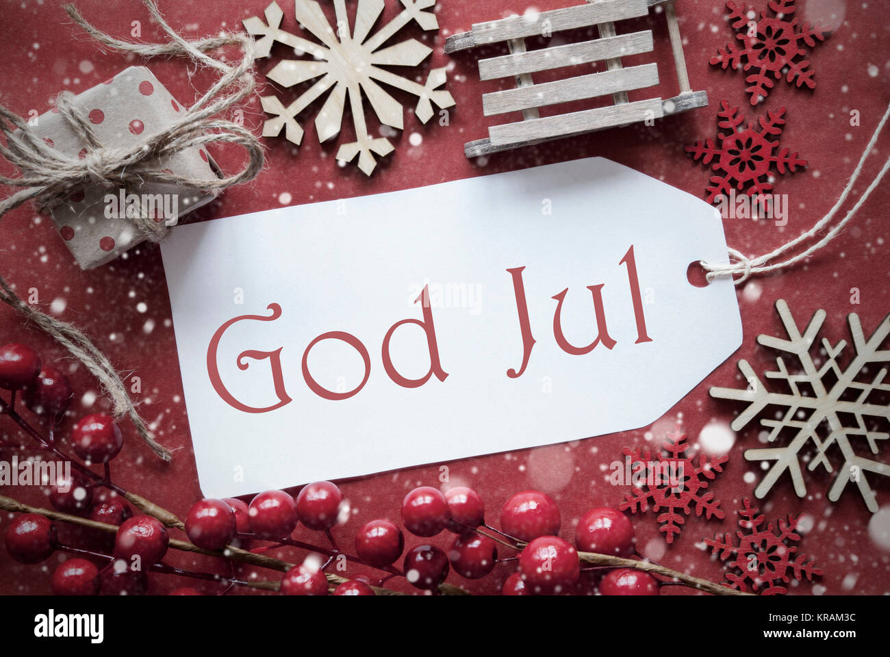 Nostalgische Weihnachten Dekoration wie Geschenk oder Präsent, Schlitten. Karte für Seasons Greetings mit rotem Papier Hintergrund. Schwedische Text Gott Aug bedeutet Frohe Weihnachten Stockfoto