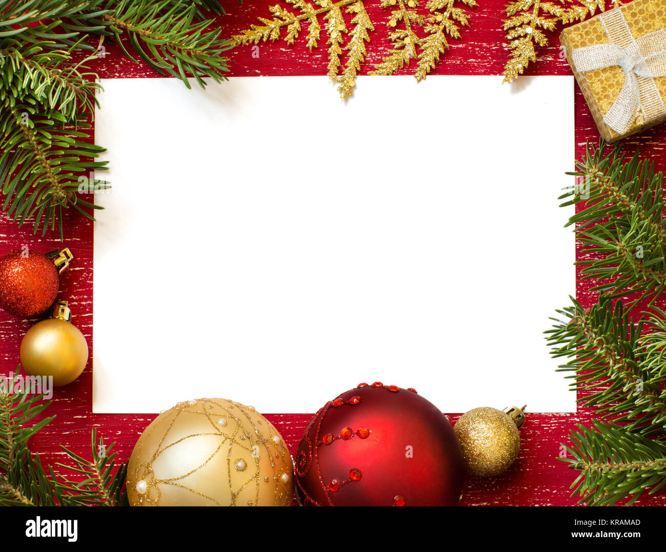 Weihnachten Zusammensetzung mit Dekorationen und Papier Stockfoto