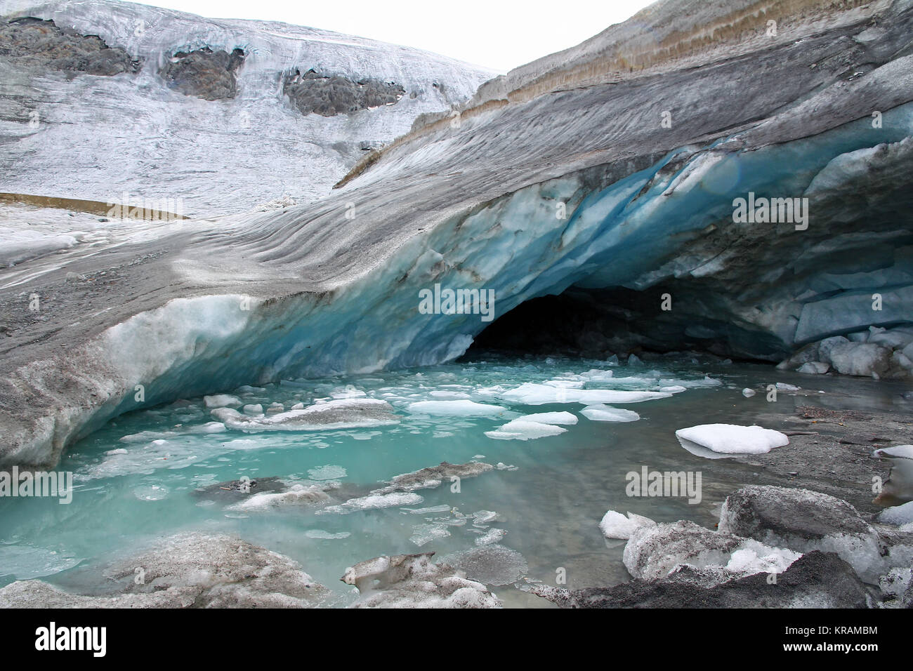 Gletschergrotte - eine Höhle mit blauen Eis der Gletscher in Sölden Stockfoto