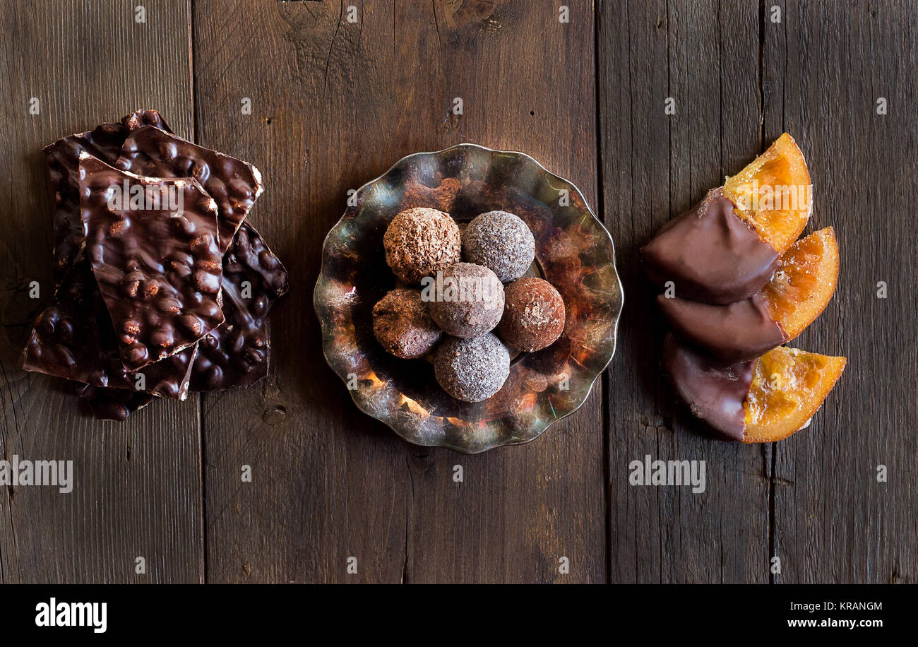 Schokolade, Trüffel und Orangenscheiben in dunkle Chocolat Stockfoto