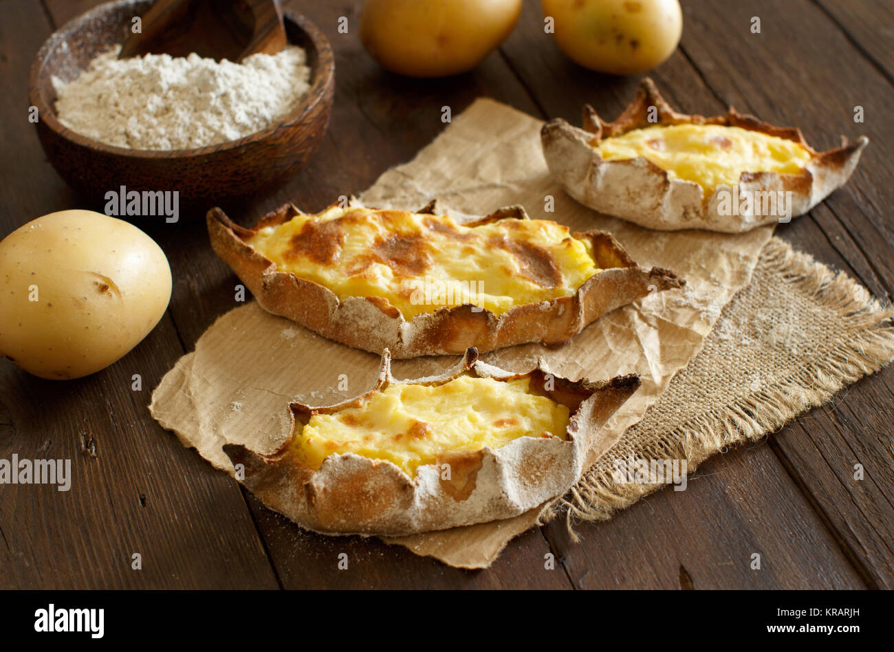 Traditionelle karelische Pasteten mit Kartoffeln Stockfotografie - Alamy