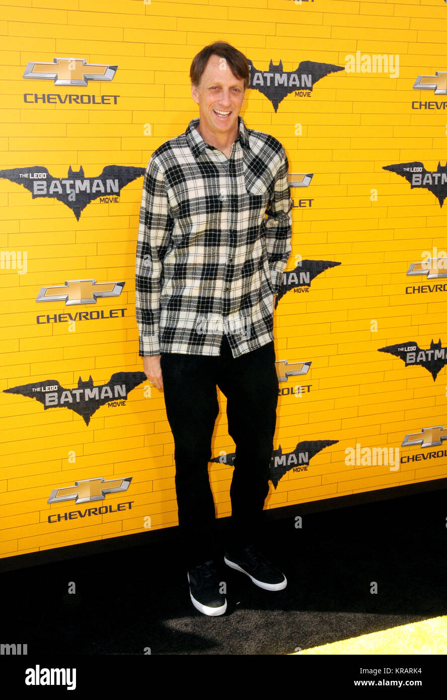 WESTWOOD - Februar 4: Skater Tony Hawk die Weltpremiere von Warner Bros. Pictures' der LEGO Batman Film 'im Regency Dorf Theater, am 4. Februar in Westwood, Kalifornien 2017 besucht. Foto von Barry King/Alamy Stock Foto Stockfoto