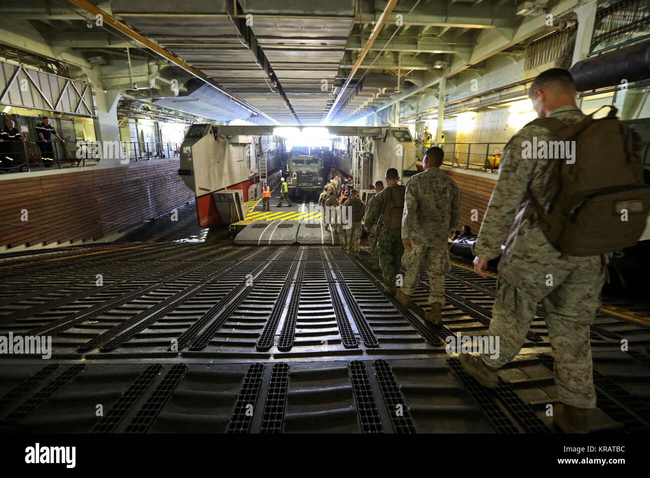 5. US-Flotte von Operationen (31. 12, 2017) - US-Matrosen, Marinesoldaten und Französischen Marine Seeleute an Bord eines französischen Roll-on/Roll-off-Katamaran Landing Craft in der Vorbereitung für amphibische Ausbildung, während Alligator Dolch geprobt werden - die erste integrierte Bekämpfung proficiency Training für Naval Amphibious Force, Task Force 51, 5. Marine Expeditionary Brigade (TF 51/5) untergeordneten Einheiten die Eingabe des US Central Command Verantwortungsbereich. Französische Amphibious Assault ship LHD Tonnerre, mit Eingeschifft Marinesoldaten und Matrosen aus dem 15 Marine Expeditionary Unit und TF 51/5, ist Verhalten Stockfoto