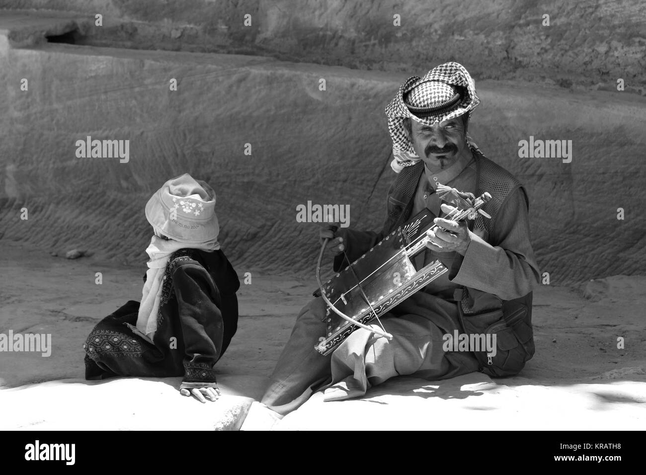 Rebab bedouin Spieler in Petra - 21/05/2017 - Jordanien/Amman - Sguardi Aridi von Ali Raffaele Matar Schuß im Mai 2017 - Arabische typische Musiker gekleidet Stockfoto