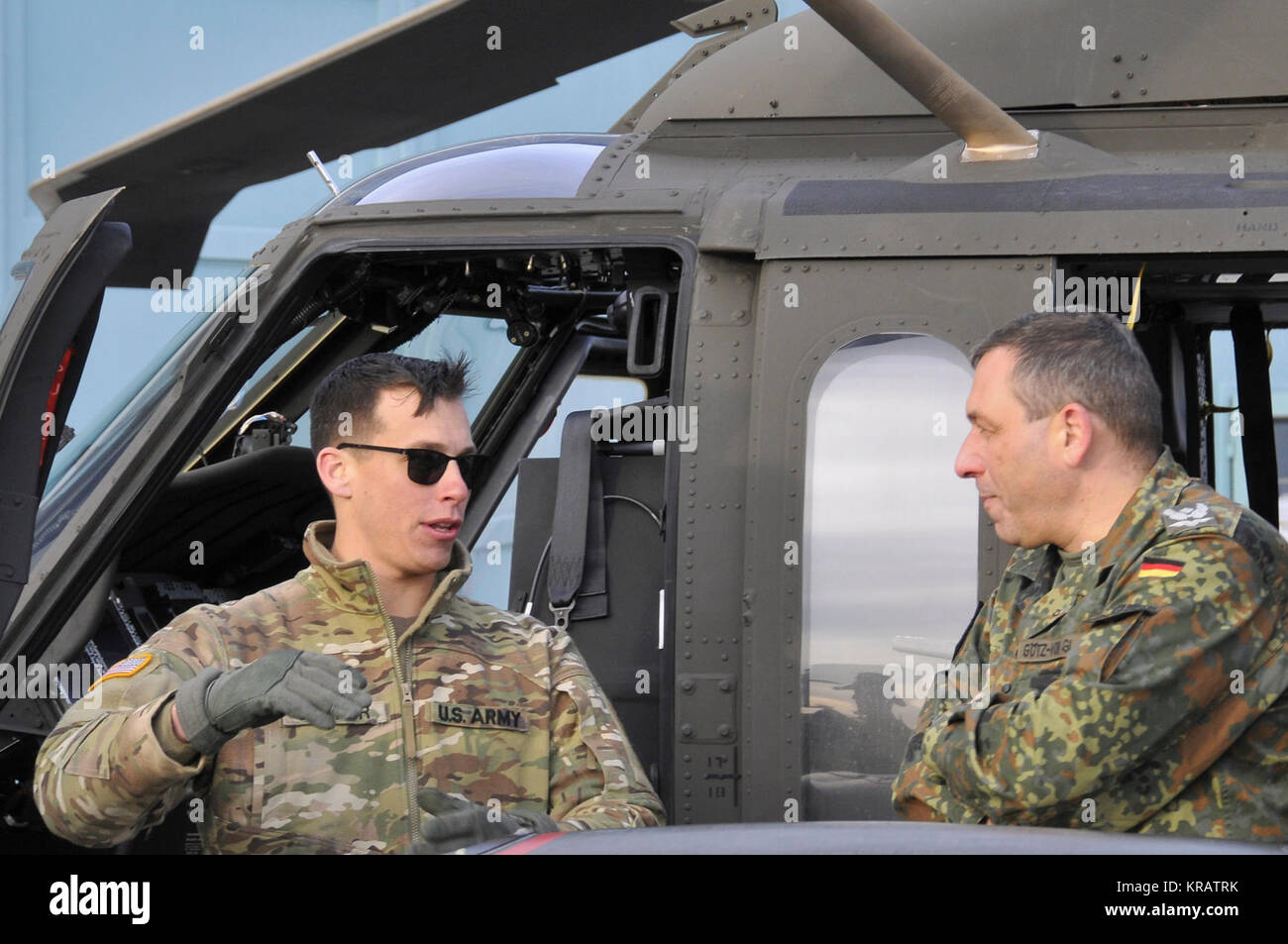 Us-Soldaten mit der 1 Luft Kavallerie Brigade von Fort Hood Texas ein Hubschrauber Static Display bei Storck Barracks, Illesheim Army Airfield in Bayern, Deutschland, Dez. 13, 2017. Die 1 Air Cavalry Brigade ist auf neun Monate Rotation zur Unterstützung der Atlantischen lösen. Atlantic ist eine Demonstration der anhaltenden US-Engagement für die kollektive Sicherheit durch eine Reihe von Maßnahmen, die NATO-Verbündeten und Partnern von Amerikas Engagement für einen dauerhaften Frieden und Stabilität in der Region zu überzeugen. (U.S. Armee Stockfoto