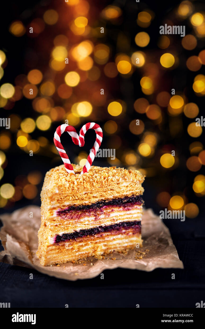 Stück Honigkuchen mit Blackberry und abisolierten candy Sticks auf der Oberseite in Herzform an Weihnachten Stockfoto