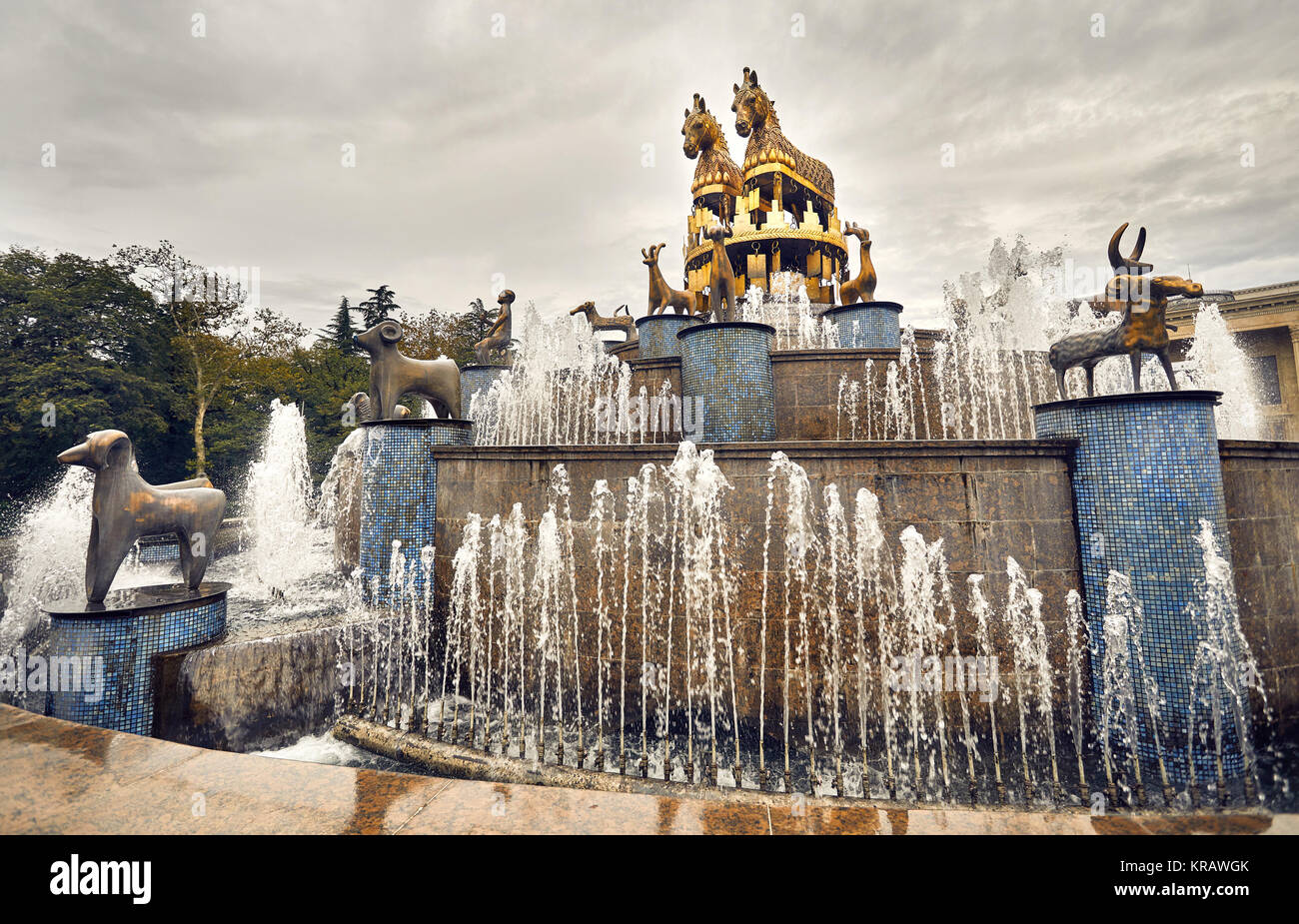 Kolkhida Brunnen mit goldenen Pferdestatuen auf dem zentralen Platz von Kutaisi, Georgien, Europa. Stockfoto