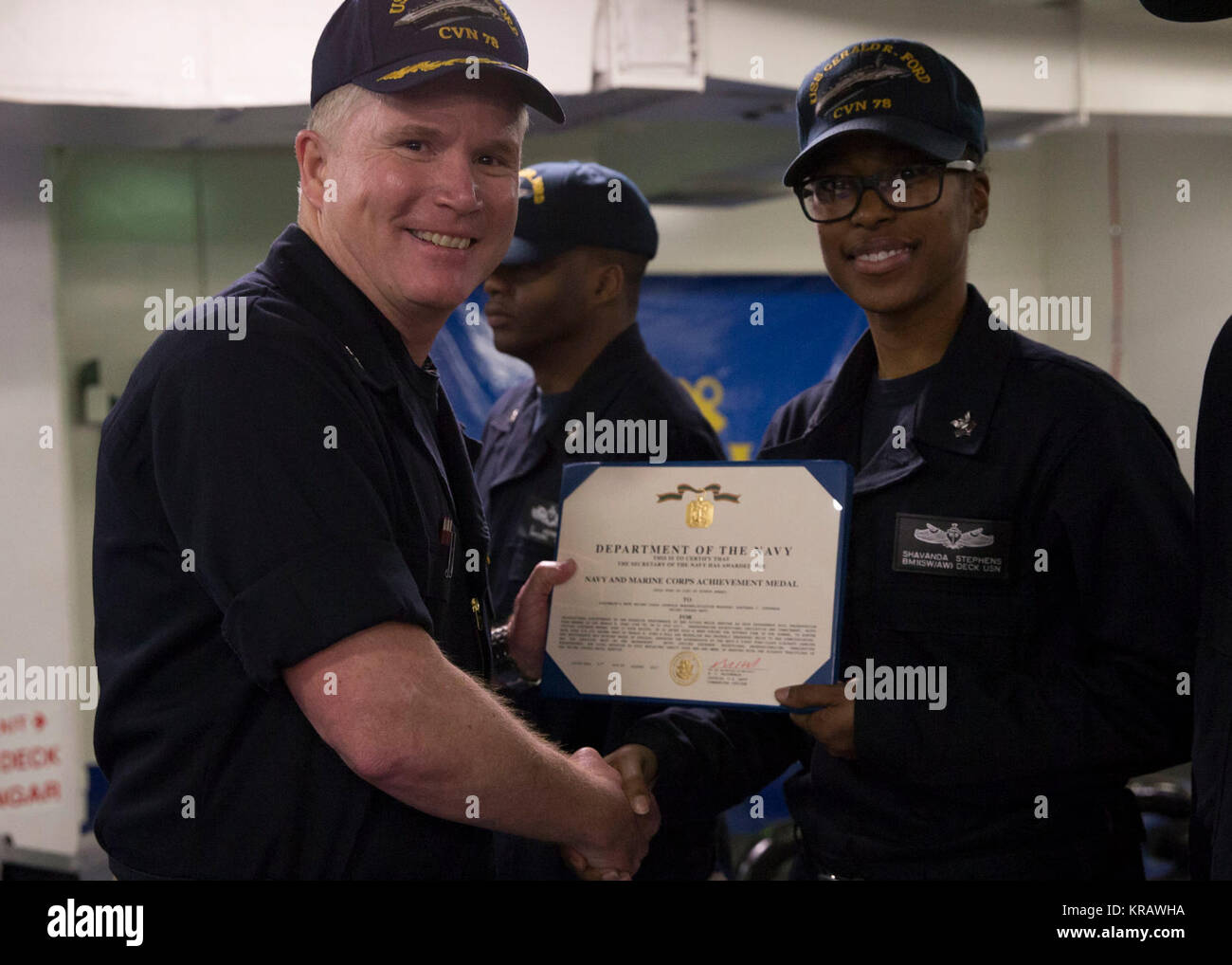 Atlantik (31. 13, 2017) - - der bootsmann Mate 1. Klasse Shavanda Stephens, auf USS Gerald R. Ford's (CVN 78) deck Abteilung zugewiesen, erhält ein Navy und Marine Corps Leistung Medaille von Kapitän Richard McCormack, Ford's kommandierenden Offizier, während einer Auszeichnungen auf Quartale im Vorschiff des Schiffes. Ford ist im Gange, die Durchführung von Test und Bewertung. (U.S. Marine Stockfoto