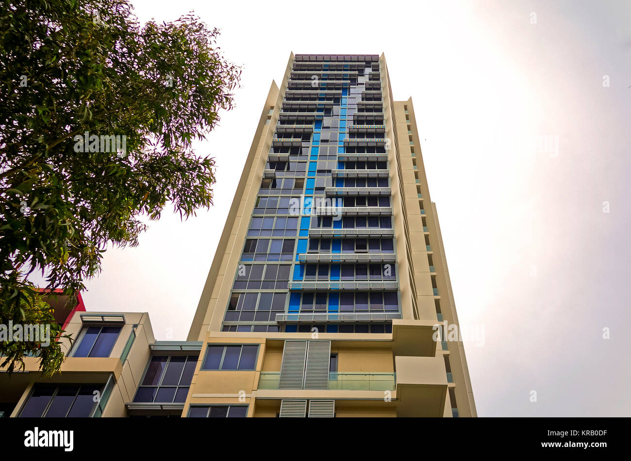 Hohen Bürogebäudes an der Rhodes, Sydney, Australien. Kommerzielle Suiten in einem neuen Appartementhaus. Zu einem modernen Hochhaus Apartment Haus. Moder Stockfoto