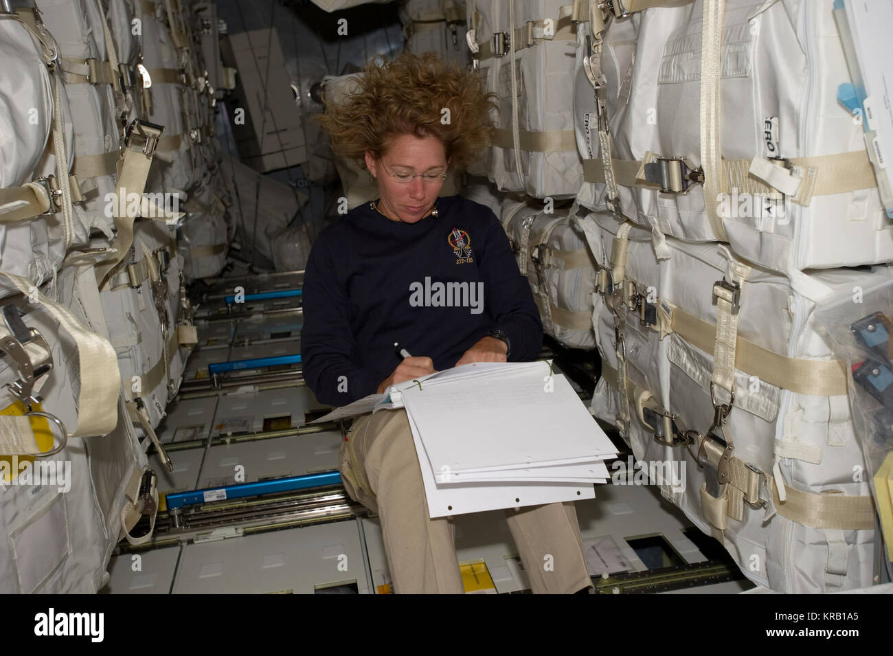 STS-135 Sandy Magnus als load master Stockfoto