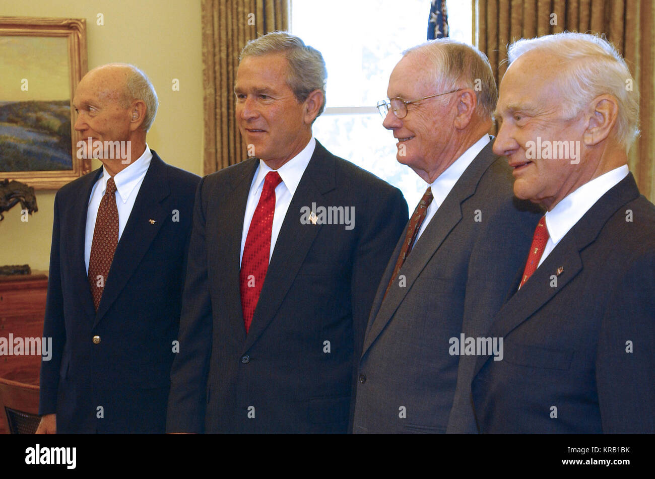 Präsident George W. Bush trifft sich mit Apollo 11 Crew Mitglieder (nach rechts) - Befehl Pilot Links, Michael Collins, Commander, Neil A Armstrong, und Lunar Module Pilot, Edwin E. Aldrin Jr. im Oval Office des Weißen Hauses. Juli 21, 2004. Photo Credit: NASA/Bill Ingalls 'Apollo 11-Crew im Weißen Haus Stockfoto