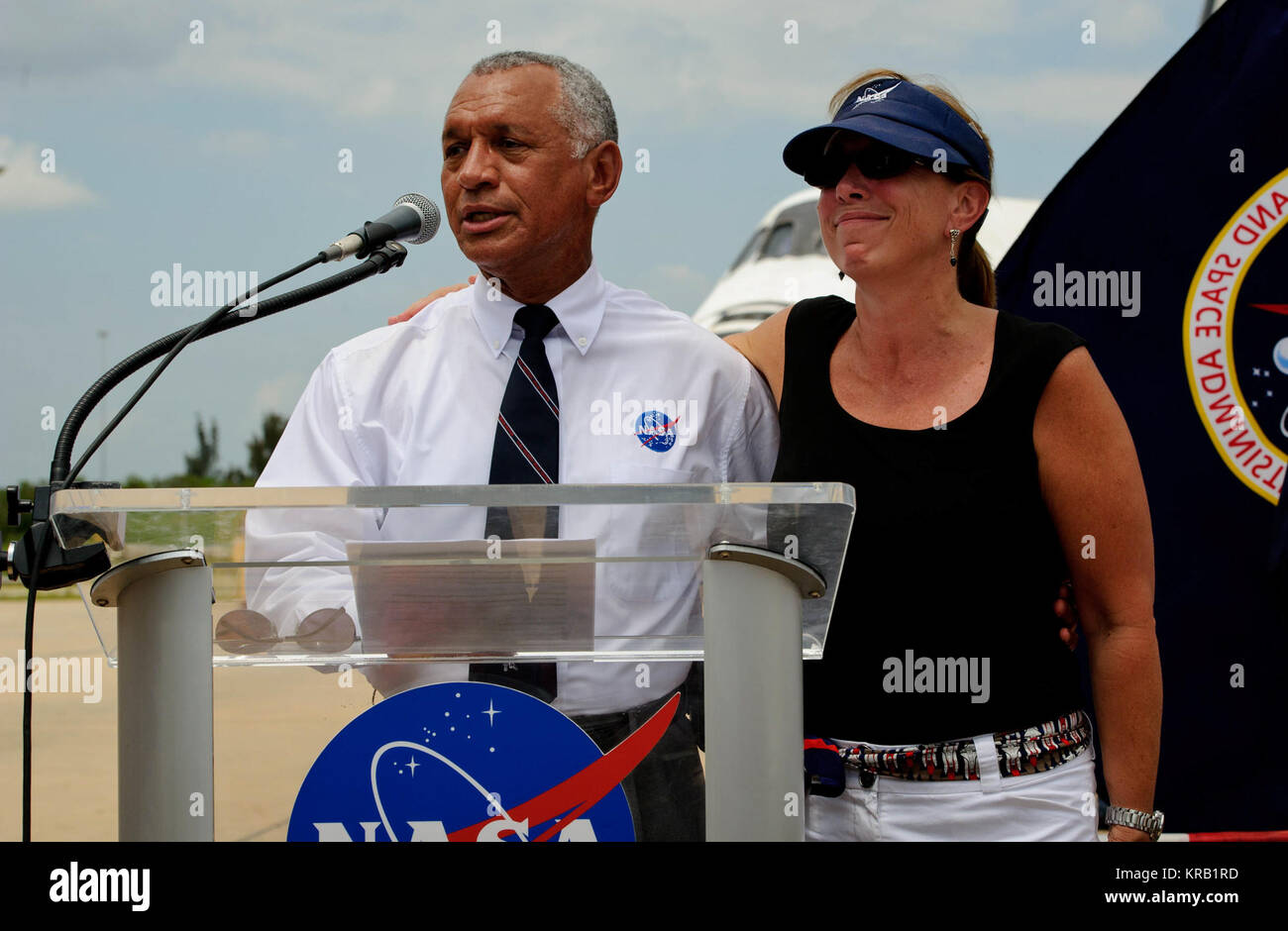 NASA-Administrator Charles Bolden zusammen mit stellvertretender Administrator Lori Garver Adressen Kennedy Space Center Mitarbeiter und Auftragnehmer als Space Shuttle Atlantis (STS-135) im Hintergrund in der Nähe der Orbiter Processing Facility (OPF) zu einem Räder Stop Event, Donnerstag, 21. Juli 2011 sitzt, in Cape Canaveral, Fla., Atlantis Kennedy kehrte Anfang Donnerstag nach einer 13-tägigen Mission zur Internationalen Raumstation (ISS) und markiert das Ende der 30-jährigen Space Shuttle Programm. Insgesamt Atlantis 307 Tage im Weltraum verbracht und reiste fast 126 Millionen Meilen während seiner 33 Flüge. Atlantis, Fou Stockfoto