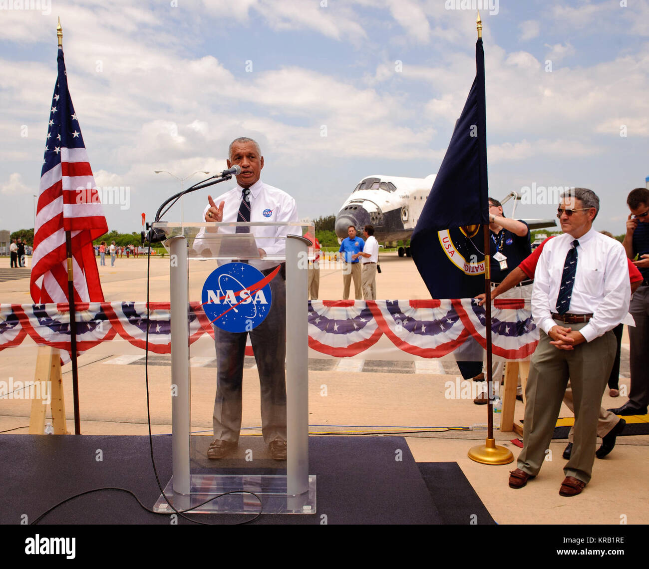 NASA-Administrator Charles Bolden Adressen Kennedy Space Center Mitarbeiter und Fremdfirmen wie Kennedy Space Center Direktor Robert Cabana, rechts, als das Space Shuttle Atlantis (STS-135) im Hintergrund in der Nähe der Orbiter Processing Facility (OPF) zu einem Räder Stop Event, Donnerstag, 21. Juli 2011 sitzt, in Cape Canaveral, Fla., Atlantis Kennedy kehrte Anfang Donnerstag nach einer 13-tägigen Mission zur Internationalen Raumstation (ISS) und markiert das Ende der 30-jährigen Space Shuttle Programm. Insgesamt Atlantis 307 Tage im Weltraum verbracht und reiste fast 126 Millionen Meilen während seiner 33 Flug Stockfoto