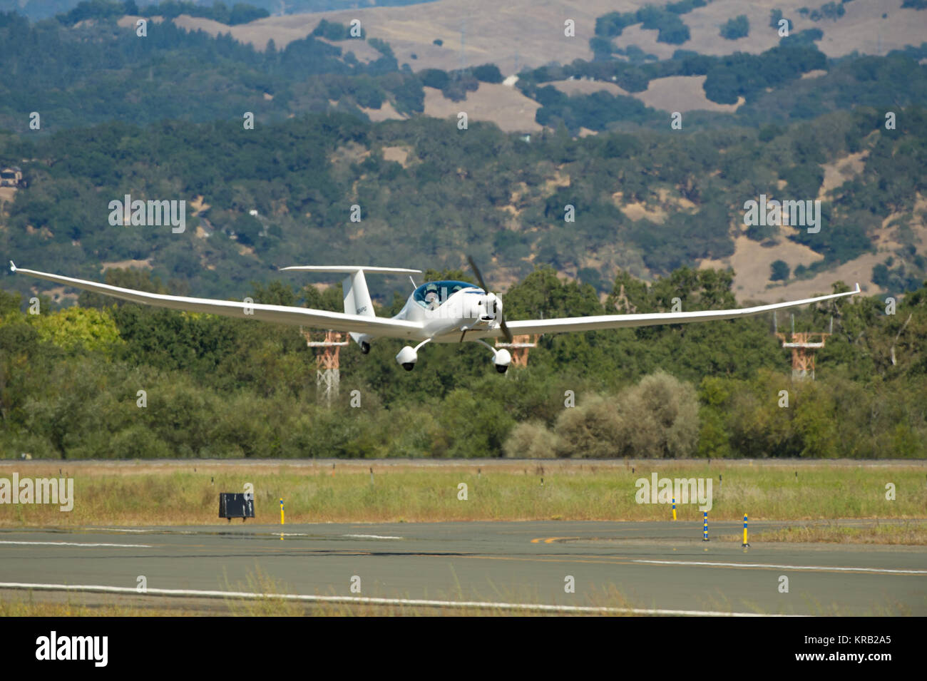 Die PhoEnix Flugzeug während des Grünen Flug Herausforderung 2011, von Google gesponsert, in der Charles M.Schulz Sonoma County Airport in Santa Rosa, Kalifornien am Montag, Sept. 26, 2011. Die NASA und die Vergleichende Flugzeuge Flug Effizienz (CAFE) Stiftung sind in der Herausforderung, mit dem Ziel, Technologien im Kraftstoffverbrauch und geringere Emissionen mit sauberer erneuerbarer Kraftstoffe und Electric Aircraft zu gelangen. Photo Credit: (NASA/Bill Ingalls) PhoEnix take-off am Grünen Flug Wettbewerb 2011 1. Stockfoto