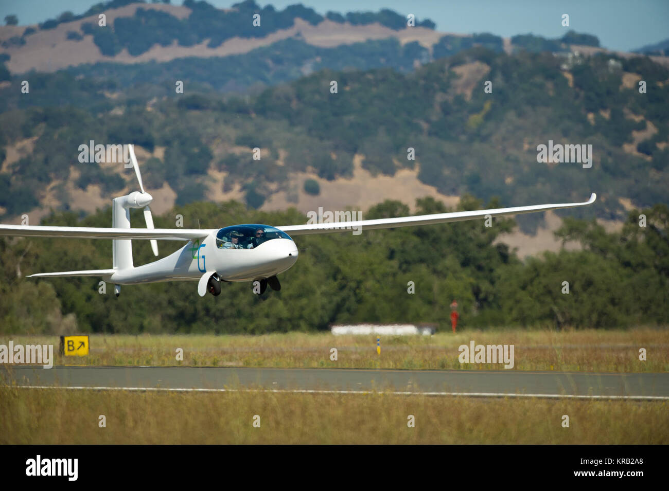 Die e-Genius Flugzeug während des Grünen Flug Herausforderung 2011, von Google gesponsert, in der Charles M.Schulz Sonoma County Airport in Santa Rosa, Kalifornien am Montag, Sept. 26, 2011. Die NASA und die Vergleichende Flugzeuge Flug Effizienz (CAFE) Stiftung sind in der Herausforderung, mit dem Ziel, Technologien im Kraftstoffverbrauch und geringere Emissionen mit sauberer erneuerbarer Kraftstoffe und Electric Aircraft zu gelangen. Photo Credit: (NASA/Bill Ingalls) E-Genius take-off am Grünen Flug Herausforderung 2011 01. Stockfoto