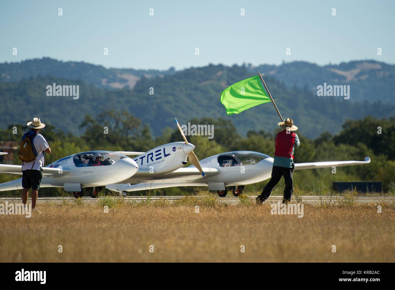 Die pipistrel - USA, Taurus G4 Flugzeuge bereitet sich auf den Start für die Meilen pro Gallone (mpg) Flug während der Grünen Flug Herausforderung 2011, von Google gesponsert, in der Charles M.Schulz Sonoma County Airport in Santa Rosa, Kalifornien am Dienstag, Sept. 27, 2011. Die NASA und die Vergleichende Flugzeuge Flug Effizienz (CAFE) Stiftung sind in der Herausforderung, mit dem Ziel, Technologien im Kraftstoffverbrauch und geringere Emissionen mit sauberer erneuerbarer Kraftstoffe und Electric Aircraft zu gelangen. Photo Credit: (NASA/Bill Ingalls) Pipistrel Taurus G4 an der Grünen Flug Herausforderung 2011 Rollen Stockfoto
