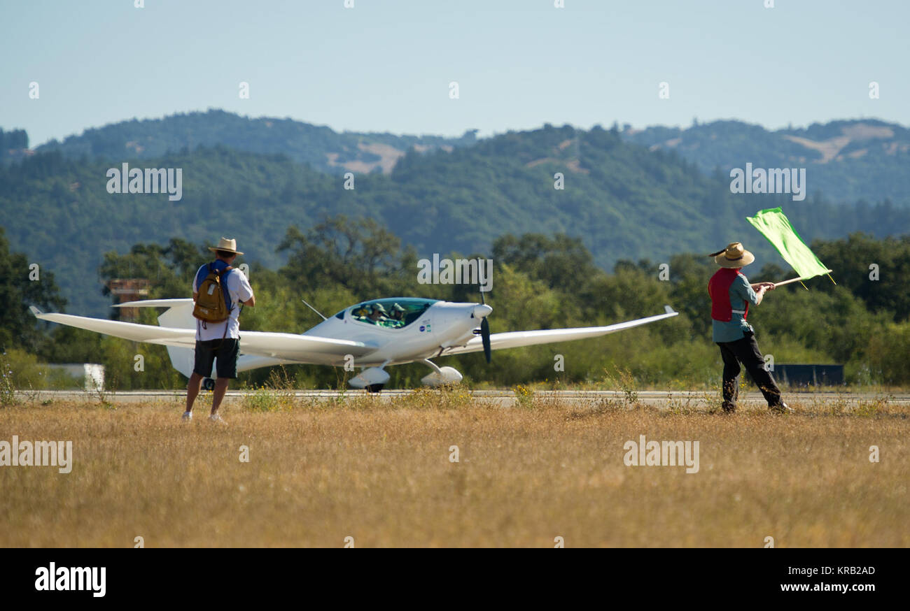 Die PhoEnix Flugzeuge bereitet sich auf den Start für die Meilen pro Gallone (mpg) Flug während der Grünen Flug Herausforderung 2011, von Google gesponsert, in der Charles M.Schulz Sonoma County Airport in Santa Rosa, Kalifornien am Dienstag, Sept. 27, 2011. Die NASA und die Vergleichende Flugzeuge Flug Effizienz (CAFE) Stiftung sind in der Herausforderung, mit dem Ziel, Technologien im Kraftstoffverbrauch und geringere Emissionen mit sauberer erneuerbarer Kraftstoffe und Electric Aircraft zu gelangen. Photo Credit: (NASA/Bill Ingalls) PhoEnix Rollen an der Grünen Flug Herausforderung 2011 02. Stockfoto