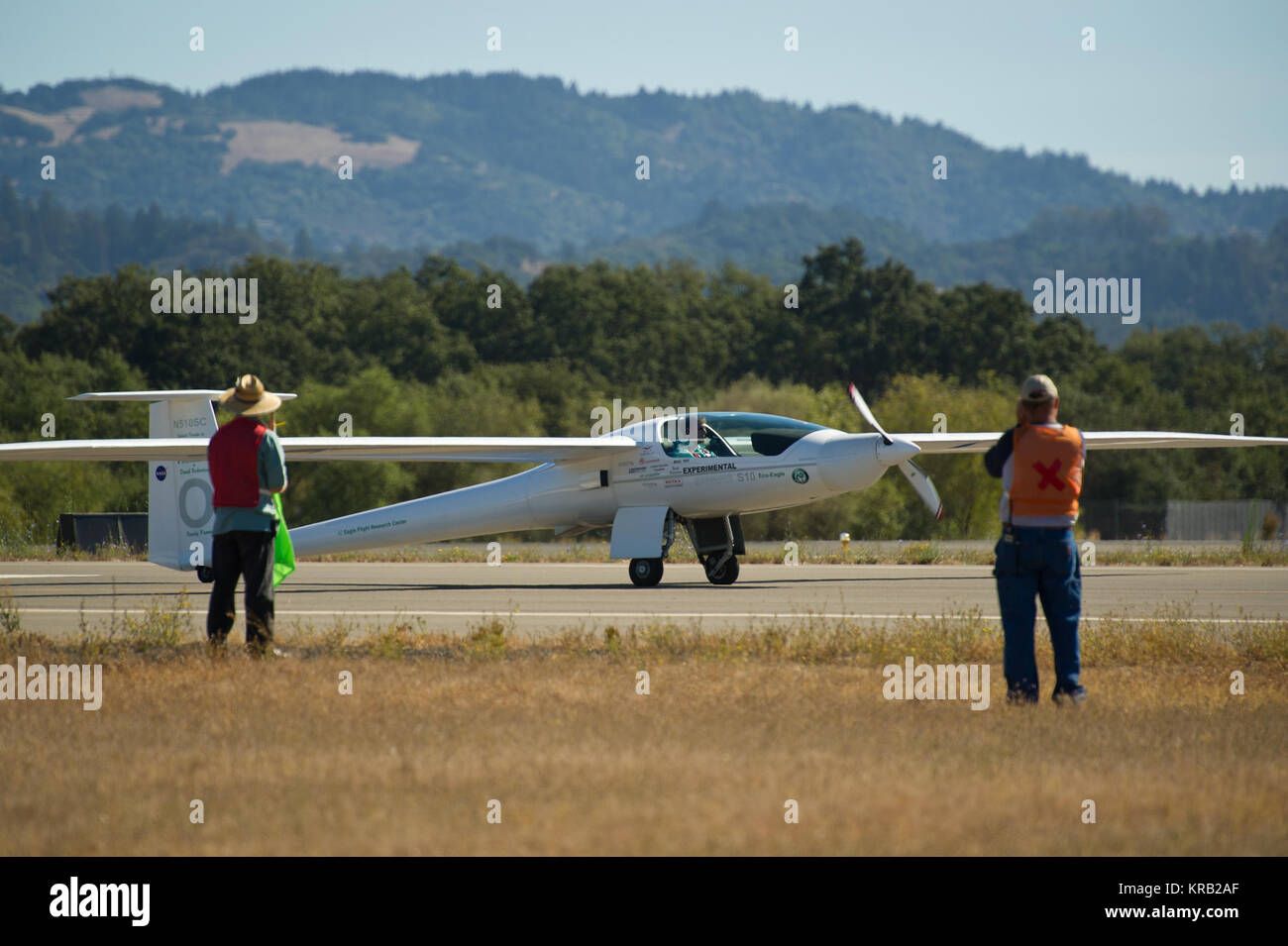 Die Embry-Riddle Aeronautical University, EcoEagle bereitet sich auf den Start als Demonstration Flugzeuge für die Meilen pro Gallone (mpg) Flug während der Grünen Flug Herausforderung 2011, von Google gesponsert, in der Charles M.Schulz Sonoma County Airport in Santa Rosa, Kalifornien am Dienstag, Sept. 27, 2011. Die NASA und die Vergleichende Flugzeuge Flug Effizienz (CAFE) Stiftung sind in der Herausforderung, mit dem Ziel, Technologien im Kraftstoffverbrauch und geringere Emissionen mit sauberer erneuerbarer Kraftstoffe und Electric Aircraft zu gelangen. Photo Credit: (NASA/Bill Ingalls) EcoEagle Stemme S10 an 2011 Grün F Rollens Stockfoto