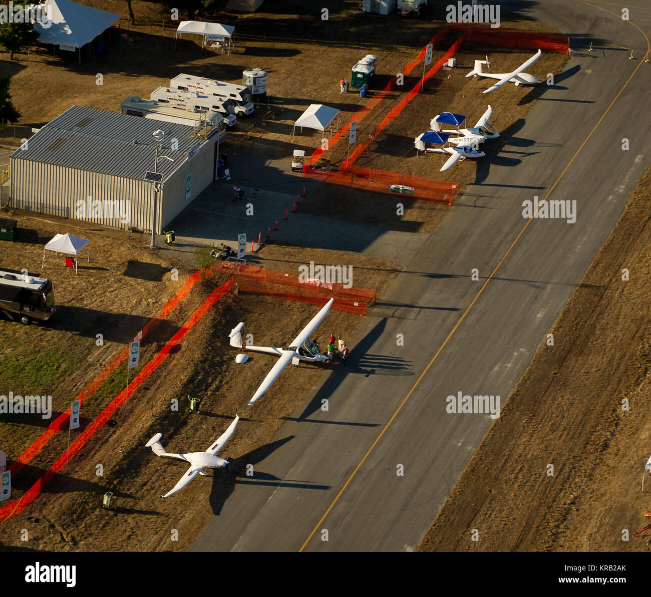 Der PhoEnix, unten links, EcoEagle, 2. von links, Taurus G4, und e-Genius Flugzeuge, Oben rechts, sind auf dem Campus der Grünen Flug Herausforderung 2011, gesponsert von Google gesehen, in der Charles M.Schulz Sonoma County Airport in Santa Rosa, Kalifornien am Mittwoch, Sept. 28, 2011. Die NASA und die Vergleichende Flugzeuge Flug Effizienz (CAFE) Stiftung sind in der Herausforderung, mit dem Ziel, Technologien im Kraftstoffverbrauch und geringere Emissionen mit sauberer erneuerbarer Kraftstoffe und Electric Aircraft zu gelangen. Photo Credit: (NASA/Bill Ingalls) 2011 Grüne Flug Challege konkurrierende Luftfahrzeug Stockfoto