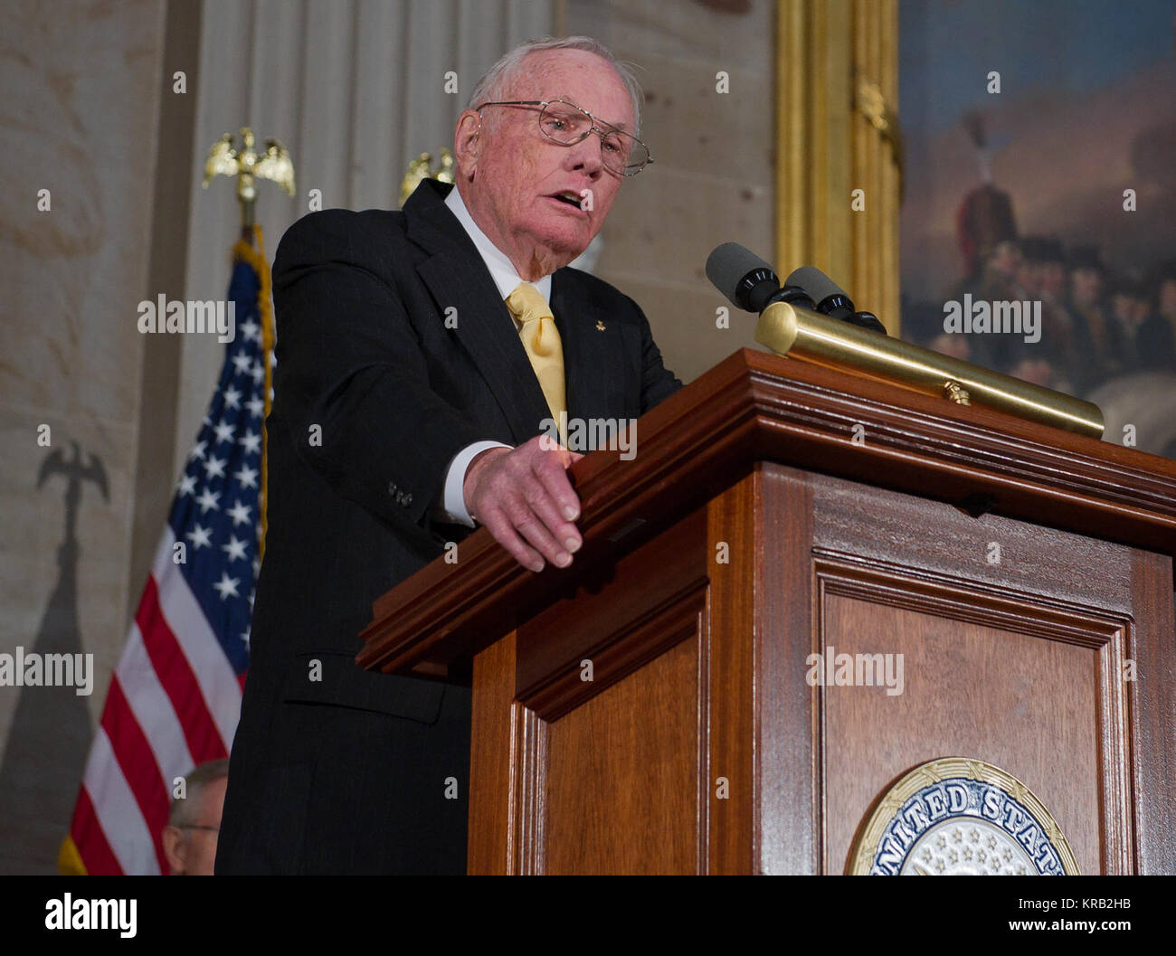 Apollo 11 Astronaut Neil Armstrong, der erste Mensch auf dem Mond zu gehen, liefert Erläuterungen während der Congressional Gold Medal Zeremonie selbst ehren, Buzz Aldrin und Michael Collins, zusammen mit John Glenn in der Rotunde auf dem US Capitol, Mittwoch, November 16, 2011, in Washington. Der Congressional Gold Medal ist eine Auszeichnung, die vom Kongress verliehen und ist, zusammen mit dem Presidential Medal of Freedom die höchste zivile Auszeichnung in den USA. Die Dekoration ist eine Person, die eine herausragende Tat oder Dienst, der Sicherheit, des Wohlstands führt zugesprochen, und nationale Interesse der Uni Stockfoto