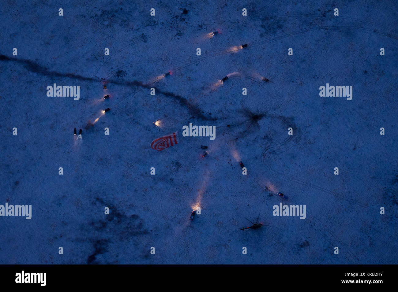 Russische Unterstützung Personal kommen, um zu helfen, die Sojus TMA-02 M Sonde kurz nach der Kapsel landete mit Expedition 29 Commander Mike Fossum erfüllen und die Flugingenieure Sergej Wolkow und Satoshi Furukawa in einer abgelegenen Gegend außerhalb der Stadt Arkalyk, Kasachstan, am Dienstag, November 22, 2011. NASA-Astronaut Fossum, Russischer Kosmonaut Volkov und JAXA (Japan Aerospace Exploration Agency) Astronaut Furukawa kehren aus mehr als fünf Monate an Bord der Internationalen Raumstation, wo sie als Mitglieder der Expedition 28 und 29 Mannschaften serviert. Photo Credit: (NASA/Bill Ingalls) Sojus TMA-02 M Stockfoto