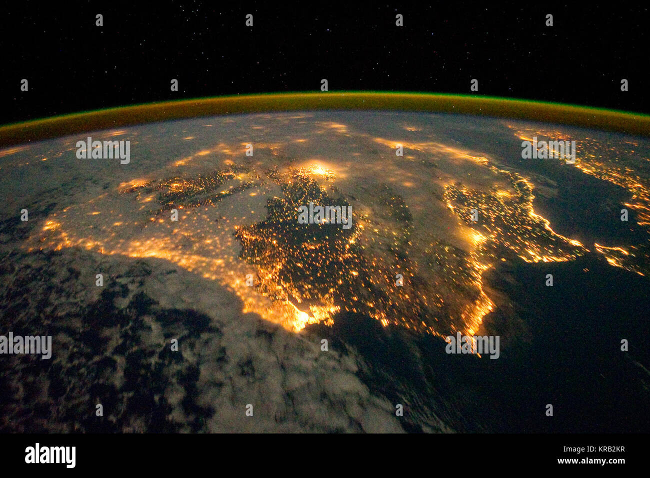 Die Lichter der Stadt von Spanien und Portugal die Iberische Halbinsel definieren in diesem Foto von der Internationalen Raumstation (ISS). Mehrere große Ballungsgebiete sind sichtbar, durch ihre relativ große gekennzeichnet und hell beleuchtete Bereiche, einschließlich der Hauptstadt in Madrid, Spanien - in der Nähe des Zentrums von Inneren der Halbinsel - und Lissabon, Portugal - Entlang der südwestlichen Küste gelegen. Die antike Stadt Sevilla, sichtbar nördlich der Meerenge von Gibraltar, ist eine der größten Städte in Spanien. Der Astronaut blickt in Richtung Osten, und ist Teil eines Time-lapse Serie von imag Stockfoto