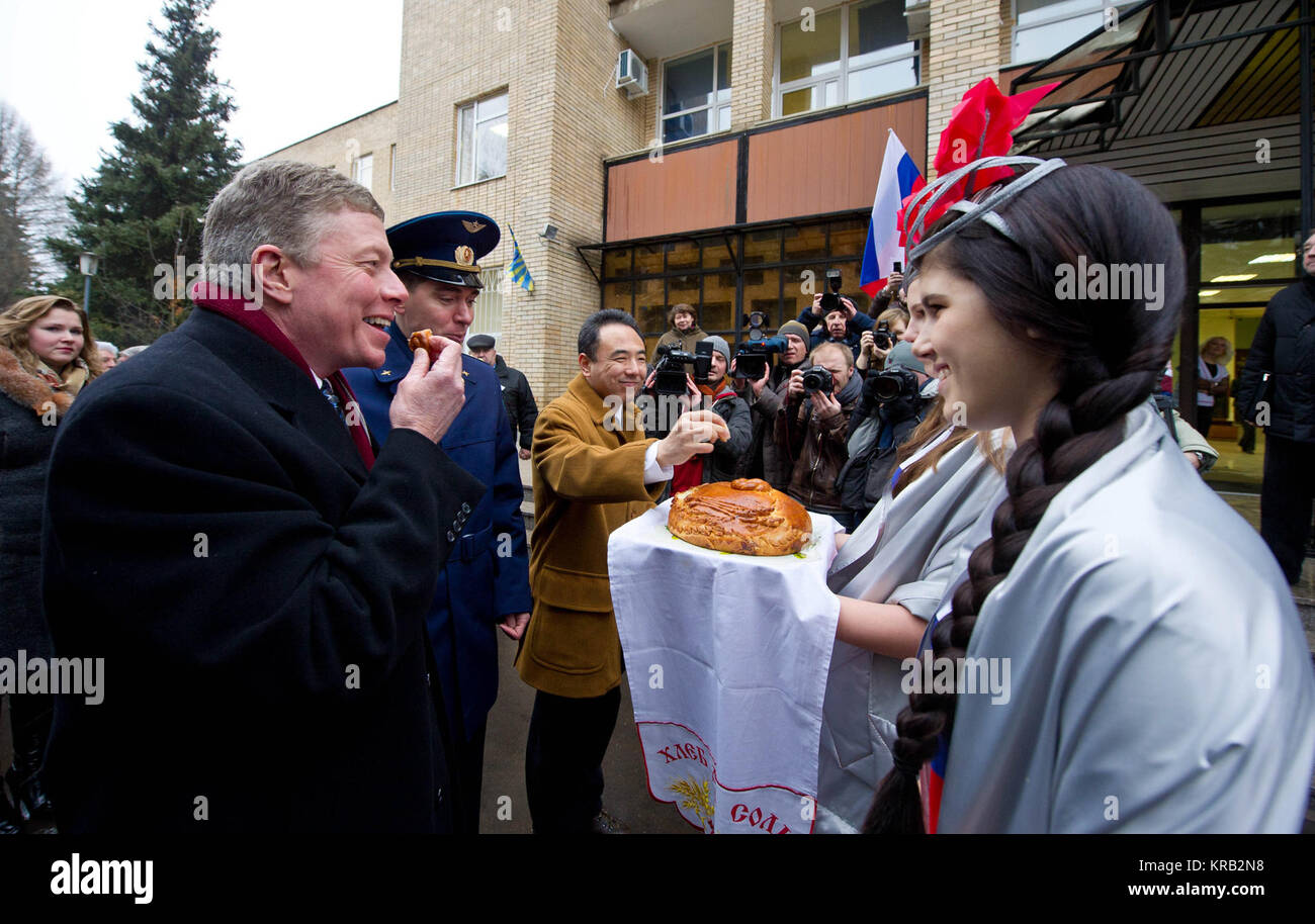 Expedition 29 Commander Mike Fossum, Links, dem russischen Kosmonauten Sergej Wolkow und Japanese Aerospace Exploration Agency astronaut Satoshi Furukawa, dritter von links, an einem traditionellen Willkommen Home Preisverleihung auf der Gagarin Cosmonaut Training Centre in Star City, Russland am Donnerstag, den 15.12.2011. Die Mannschaft landete auf den Steppen von Kasachstan am 22. November nach Ausgabe fünf Monate Leben und Arbeiten an Bord der Internationalen Raumstation. Photo Credit: (NASA/Carla Cioffi) Expedition 29 Willkommen zu Hause Zeremonie in Star City Stockfoto