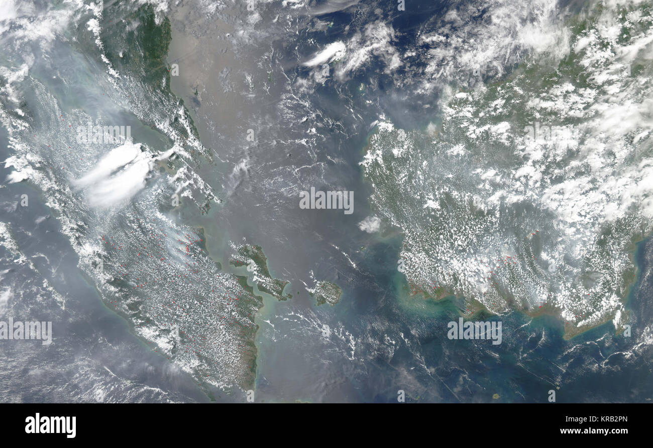 <p> Brandrodung Rodung und offenen Ackerfläche brennen auf der indonesischen Insel Sumatra und Kalimantan Teil der Insel Borneo sind die Region mit einem Pall von Dunst, dass Flugreisen verzögert hat und Sie aufgefordert werden Regierungsbeamte Gasmasken zu Insel bewohner zu verteilen, Nach verschiedenen Berichten. Dieser Moderate Resolution Imaging Spectroradiometer (MODIS) modis.gsfc.nasa.gov Bild zeigt die verschmutzte Luft in Sumatra und Borneo (links) (rechts) am 7. September 2004. Aktiv brennen Brände wurden mit roten Punkten markiert, und ein Schleier des grauen Rauch haengt Stockfoto