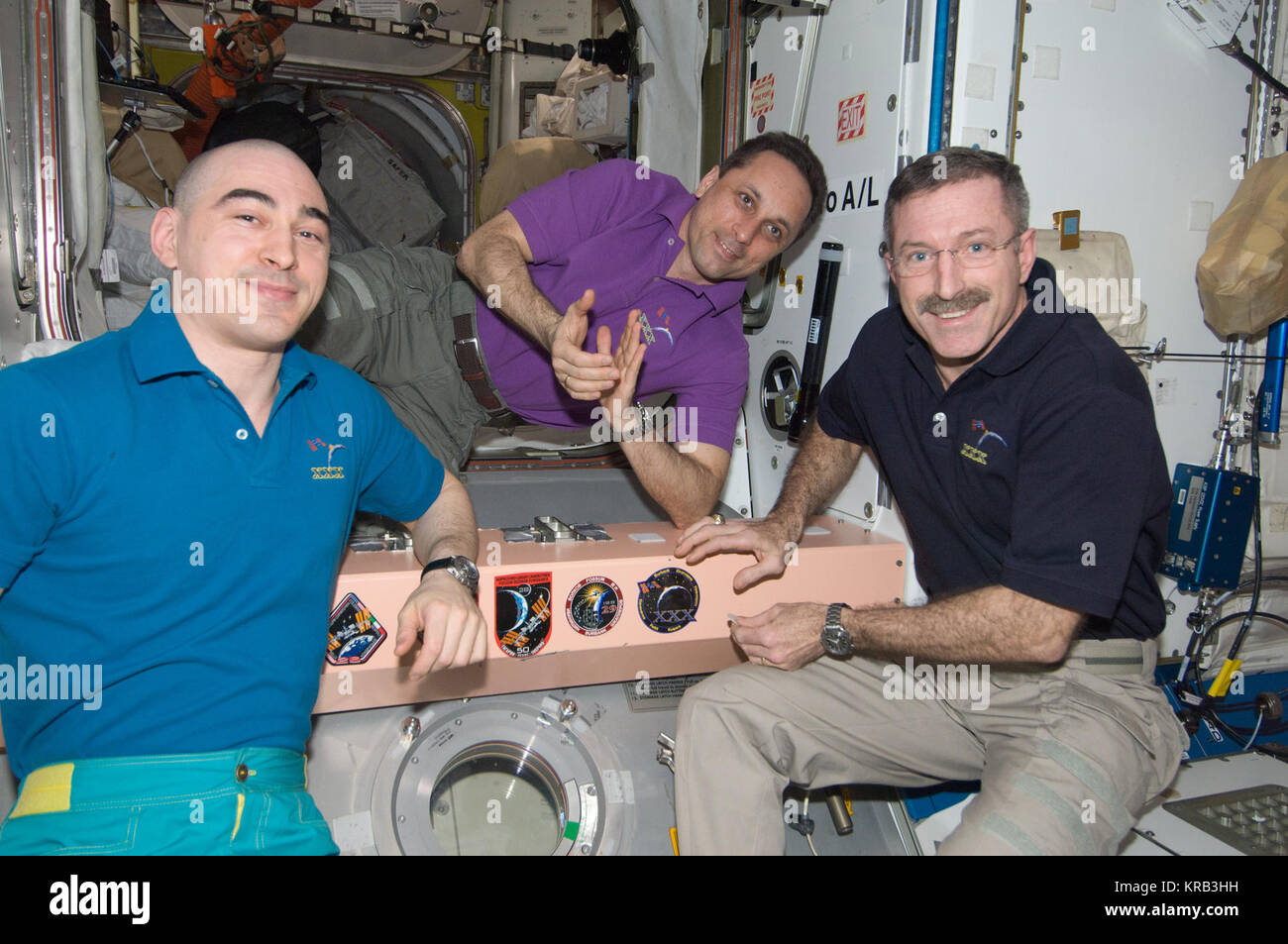 ISS-30 Crew mit Expedition 30 Patch in der Einheit Knoten Stockfoto