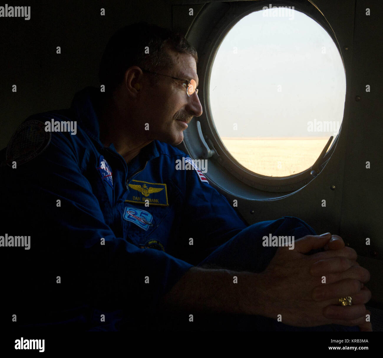 Expedition 30 Commander Dan Burbank schaut aus dem Fenster seines Hubschraubers rüstet sich für Kustanai von der Sojus-TMA-22-Kapsel Landeplatz außerhalb der Stadt Arkalyk in Kasachstan am Freitag, 27. April 2012 abzuweichen. Astronauten Burbank, russische Kosmonauten und Shkaplerov Ivanishin kehren aus mehr als fünf Monate an Bord der Internationalen Raumstation, wo sie als Mitglieder der Expedition 29 und 30 Mannschaften serviert. Photo Credit: (NASA/Carla Cioffi) Sojus TMA-22 Besatzungsmitglied Dan Burbank schaut aus seinem Hubschrauber Stockfoto