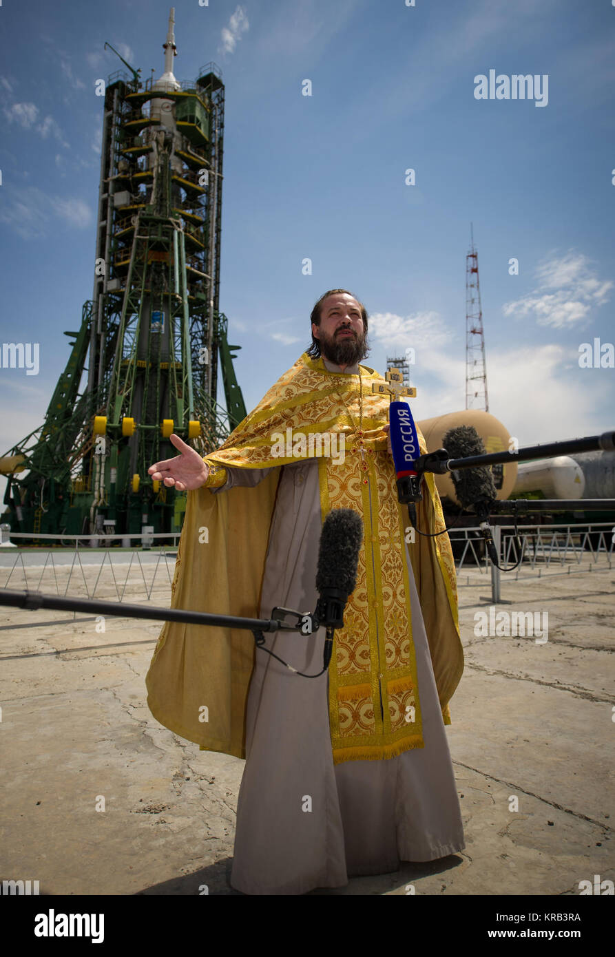 Ein orthodoxer Priester im Gespräch mit Mitgliedern der Presse nur nach der Sojus im Weltraumbahnhof Baikonur Startrampe am Montag, den 14. Mai 2012 in Kasachstan gesegnet. Die Einführung der Sojus-kapsel mit der Expedition 31 Sojus Kommandanten Gennadi Padalka und Flugingenieur Sergej Revin von Russland, und Prime NASA-Flugingenieur Joe Acaba ist für 9:01 Uhr Ortszeit am Dienstag, den 15. Mai. Foto (NASA/Bill Ingalls) orthodoxen Priester im Gespräch mit der Presse Stockfoto