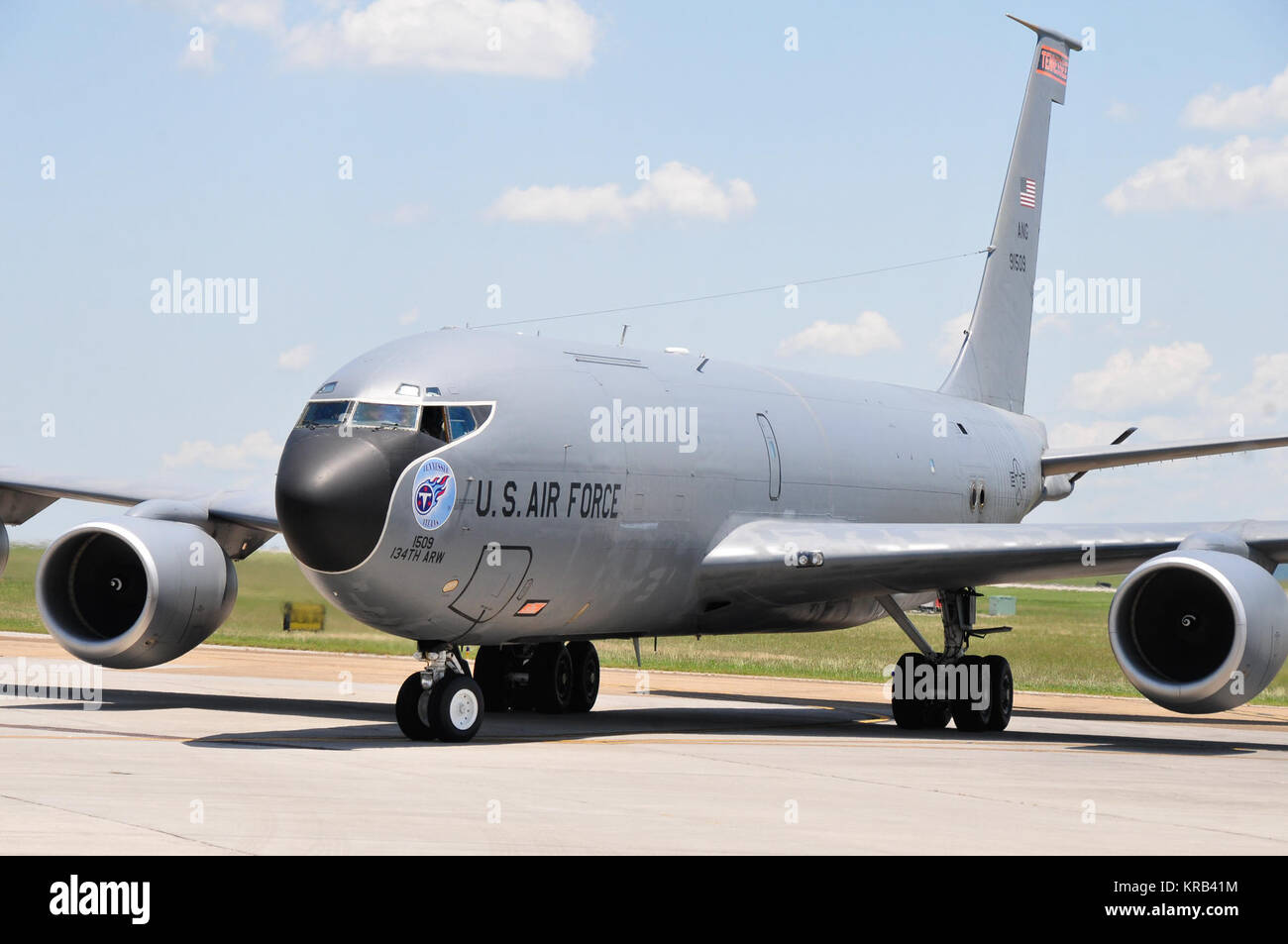 Einer KC-135 Stratotanker R AUS DEN 134 TH LUFTBETANKUNG FLÜGEL TAXIS AUF DER RAMPE bei MCGHEE TYSON AIR NATIONAL GUARD BASE, Knoxville, Tennessee. (NATIONAL GUARD FOTO VON MASTER SGT KENDRA OWENBY, 134 ARW Public Affairs/FREIGEGEBEN VON CAPT JOSEPH KEITH, 134 ARW PAO) 2012 11 120603-F-KE 851-303 Stockfoto