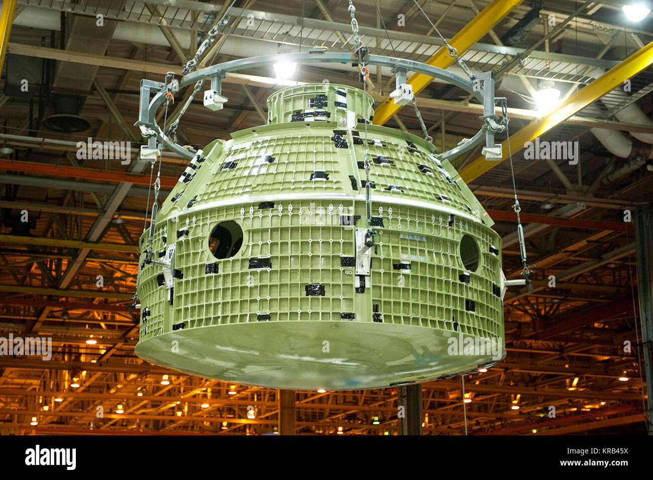 (22 Juni 2012) --- das Team der NASA an der Michoud Assembly Facility in New Orleans hat die letzte Schweißnaht auf dem ersten Platz abgeschlossen - gebunden Orion Kapsel. Die Erforschung Flight Test 1 (EFT-1) Orion, die zum Kennedy Space Center für Endmontage und Kasse Operationen verschickt werden. Die EFT-1 Flug wird Orion auf eine Höhe von mehr als 3.600 Meilen, mehr als 15 mal weiter von der Erde entfernt als der Internationalen Raumstation. Orion wird mit einer Geschwindigkeit von 25.000 Meilen pro Stunde zurück, fast 5.000 Meilen pro Stunde schneller als jede menschliche Raumfahrzeuge. Es wird die Rückkehr Bedingungen, nachahmen Stockfoto