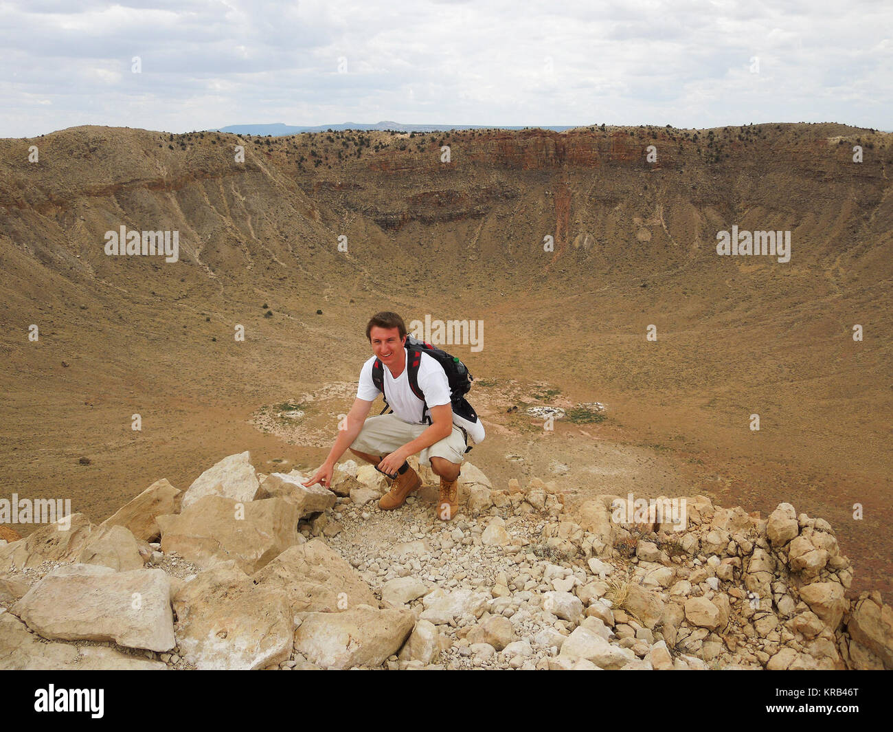 Sebastian Fischer Kauert vor Meteor Crater. Wissenschaftler kommen hier eine Nahaufnahme zu erhalten, was ein Krater auf dem Mars oder einem anderen Planeten oder Mond aussehen könnte. Quelle: NASA/GSFC/Aaron Silber ------ Fast Mars im Grand Canyon, NASA Goddard Praktikanten ein wenig Mars Erfahrung auf der Erde. Wenn die NASA-Rover Curiosity gesendet zurück seine ersten Bilder von Mount Scharf auf dem Mars, die Ähnlichkeit mit der Erde Grand Canyon auffällig war. Die modellierten Landschaft am Fuß des Mount Sharp ist mit Buttes, Mesas und Hügel gefüllt, deren dicke Schichten auch Prominente aus der Distanz. Die beiden Gelände Stockfoto