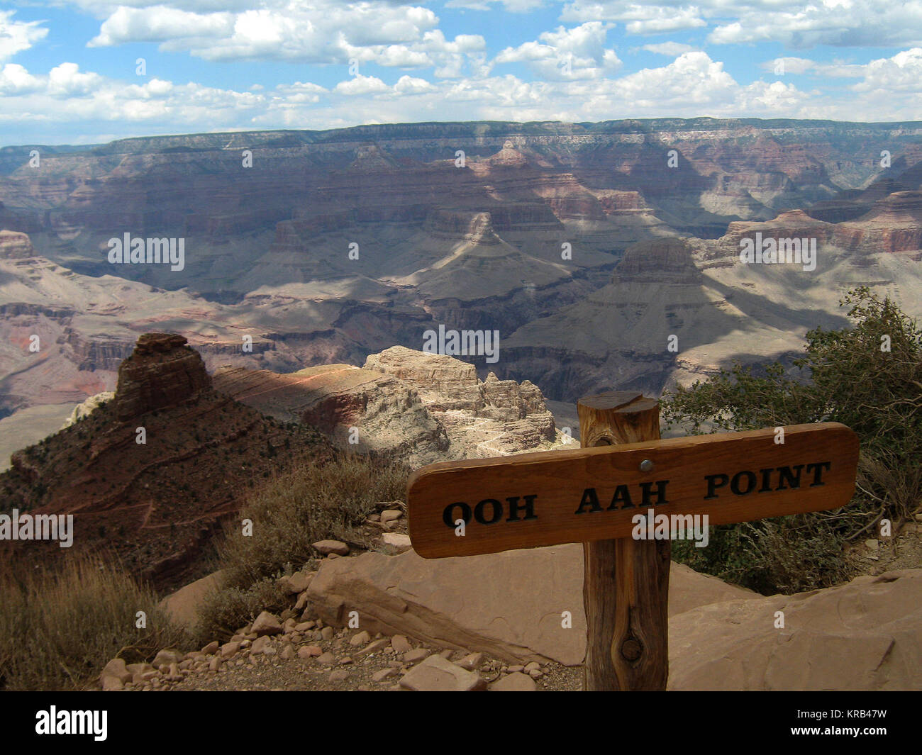 Dies ist zwar nicht der längste oder tiefste Canyon der Erde, der Grand Canyon erstreckt sich eine beeindruckende 277 Meilen (446 Kilometer) lang und ist bis zu 18 Meilen (29 Kilometer) breit und mehr als eine Meile (1,8 km) tief. Quelle: NASA/GSFC/Jordanien Hildebrandt ------ Fast Mars im Grand Canyon, NASA Goddard Praktikanten ein wenig Mars Erfahrung auf der Erde. Wenn die NASA-Rover Curiosity gesendet zurück seine ersten Bilder von Mount Scharf auf dem Mars, die Ähnlichkeit mit der Erde Grand Canyon auffällig war. Die modellierten Landschaft am Fuß des Mount Sharp ist mit Buttes, Mesas und Hügel gefüllt, deren dicke Schichten pro Stockfoto
