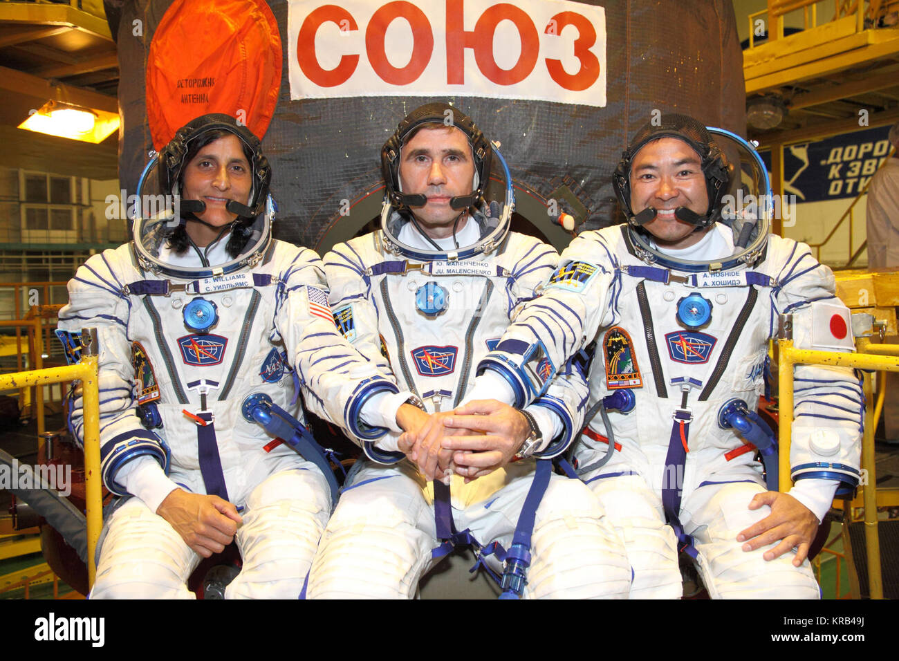 Auf dem Kosmodrom Baikonur in Kasachstan, Expedition 32/33 Flugingenieur Sunita Williams der NASA (links), Sojus Kommandant Jurij Malenchenko (Mitte) und Flugingenieur Aki Hoshide der Japan Aerospace Exploration Agency (rechts) nehmen Sie sich einen Moment Zeit für Fotos Juli 3, 2012 Vor der Sojus TMA-05 M Sonde während eines geeignet "fit Check" des Fahrzeugs zu stellen. Das Trio wird in der Sojus 15. Juli zur Internationalen Raumstation starten. NASA/Victor Zelentsov Sojus TMA-05 M Crew vor der Sonde Stockfoto