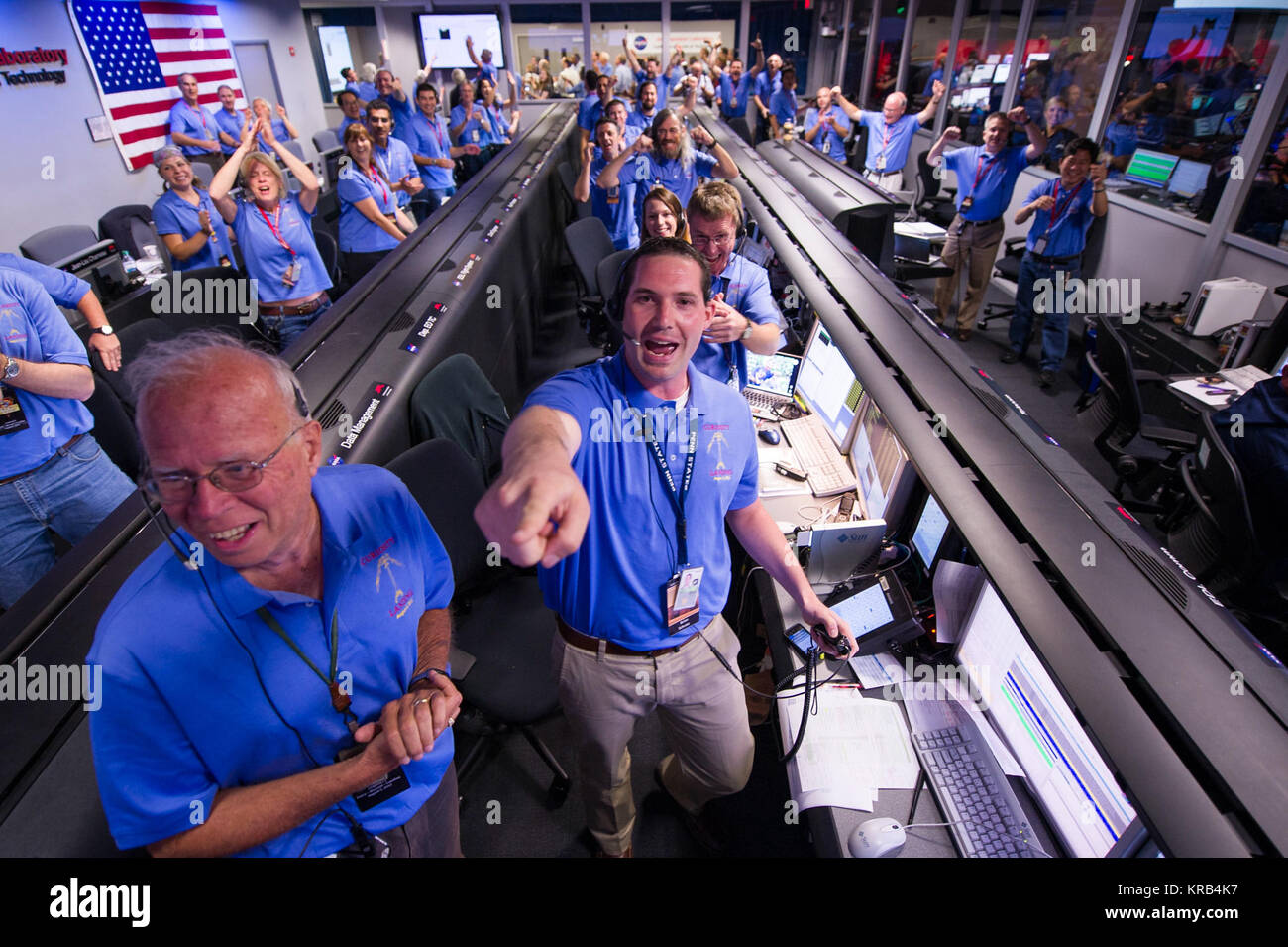 Das Mars Science Laboratory (MSL) Die MSL-Team Mission Support Bereich reagiert nach dem Erlernen der die Neugier Rover auf dem Mars und Bilder sicher gelandet Start in das Jet Propulsion Laboratory auf dem Mars, Sonntag, August 5, 2012 in Pasadena, Calif. Der MSL Rover namens Neugier wurde entwickelt, um zu beurteilen, ob der Mars jemals hatte eine Umgebung in der Lage, Unterstützung kleiner Lebensformen genannt Mikroben. Photo Credit: (NASA/Bill Ingalls) feiern Neugier Stockfoto
