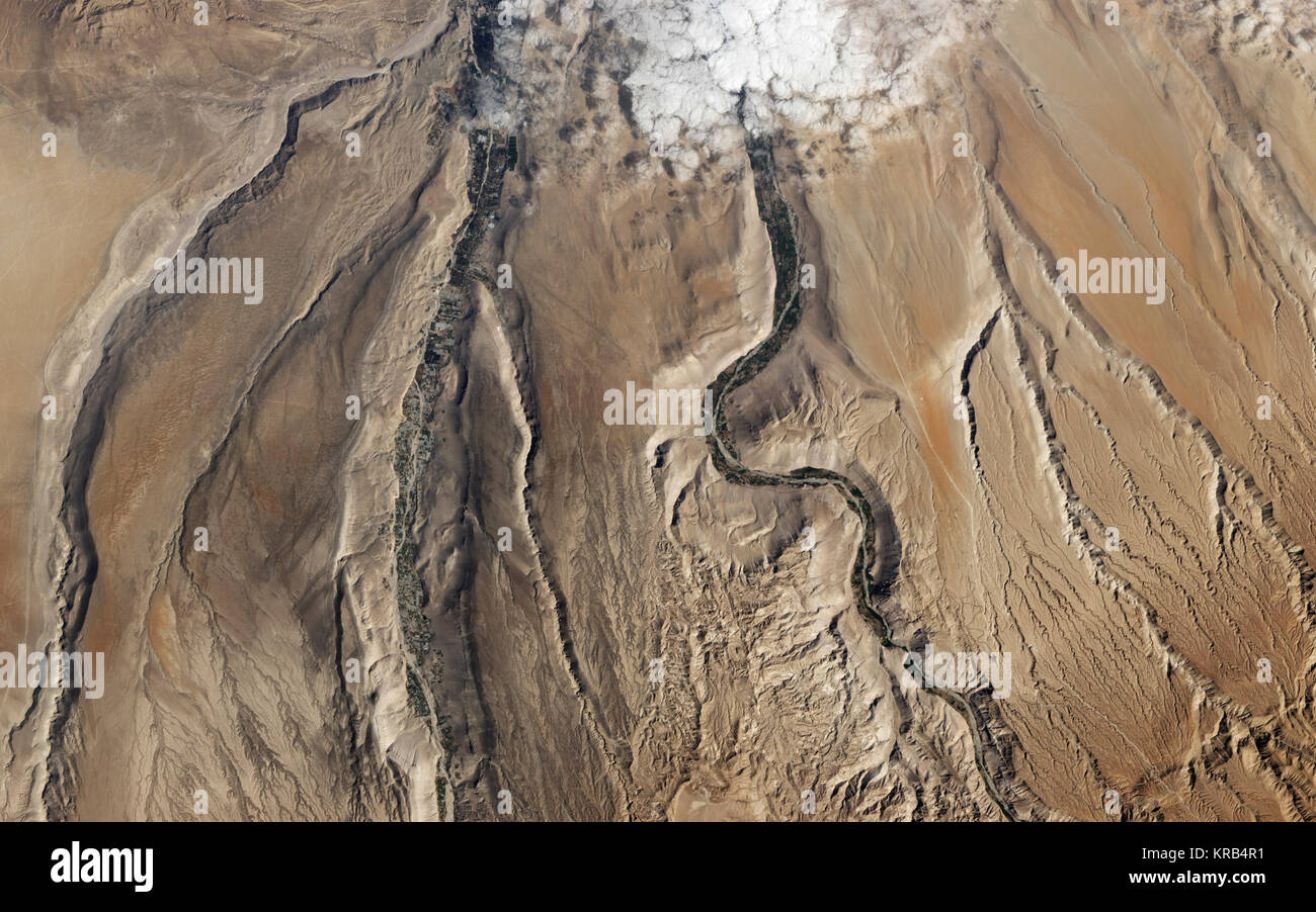 Lluta Fluss, Chile einen entfernten Plateau im nördlichen Chile ist nicht ein Ort, den Sie wollen, ohne Wasser zu sein. Große Teile der Atacama Wüste - oft der trockenste Ort auf Erden genannt - erhält weniger als einen Millimeter Regen pro Jahr. Die Stadt Arica - das liegt an der Pazifischen Küste, ungefähr 15 Meilen (24 Kilometer) westlich von der Gegend hier gezeigt hat - zu den niedrigsten durchschnittlichen Niederschlag von jedem Ort der Welt. Arica überlebt nur 0,03 Zoll (0,8 Millimeter) Regen pro Jahr, etwa 75 Mal weniger als das, was die kalifornischen Death Valley empfängt. Die karge Natur der Landschaft war auf voller Anzeige auf J Stockfoto